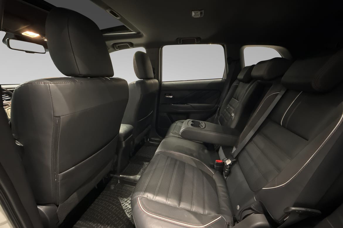 Mitsubishi Outlander PHEV MOTION with Apple CarPlay
