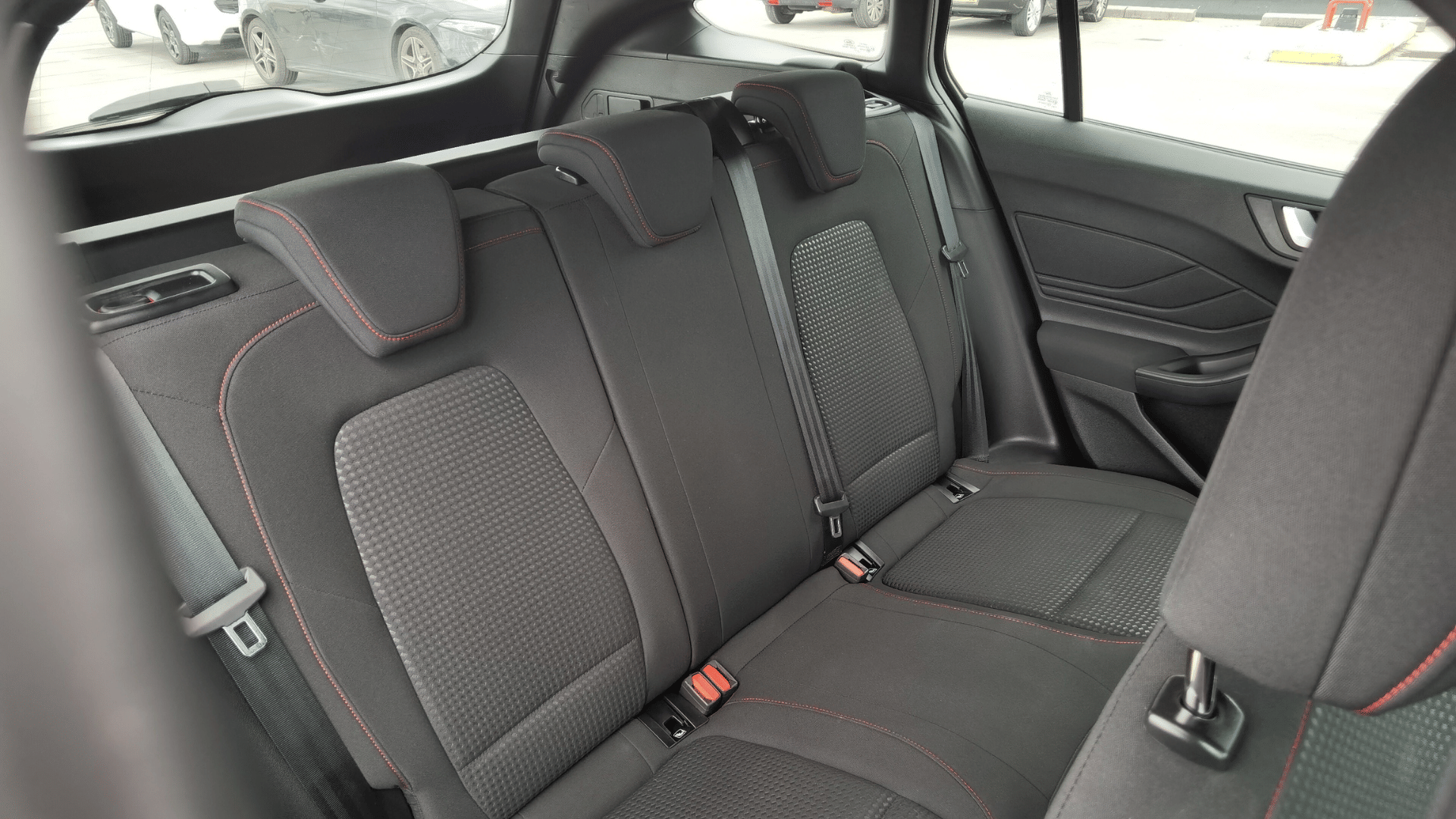 Ford Focus SW Break ST-Line | AUTO | Coffre Énorme | GARE ST-JEAN (750m) avec Coffre de toit