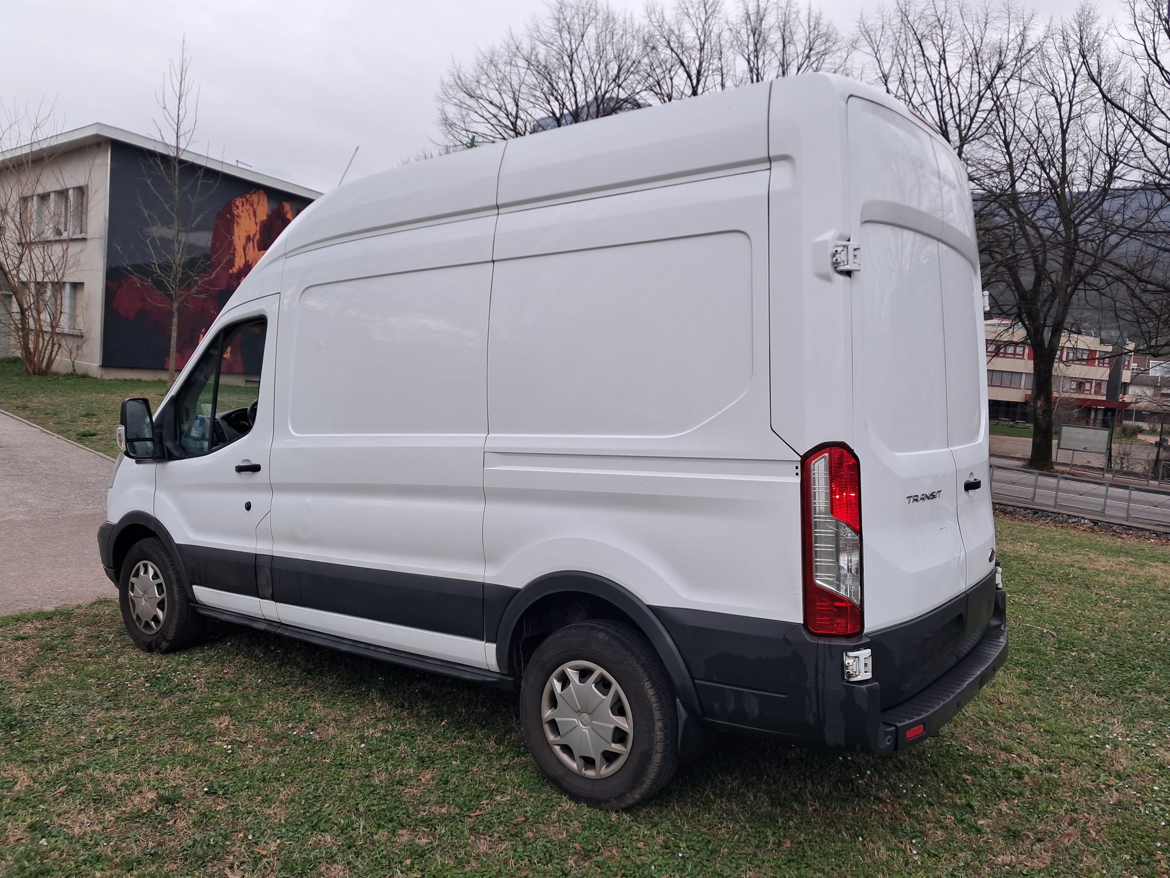 Ford Transit 350 13m3 avec Audio Bluetooth
