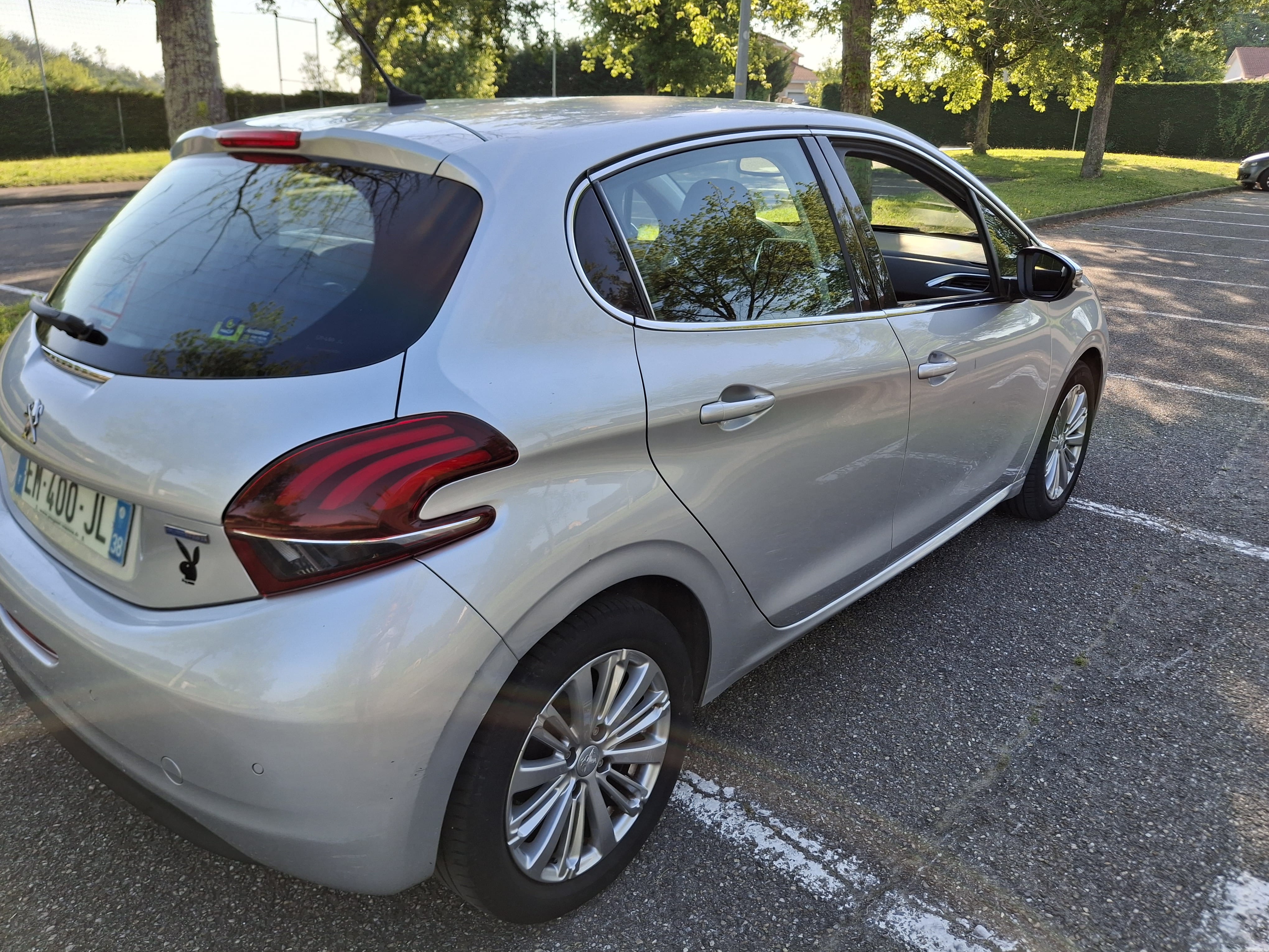 Peugeot 208 avec Autoradio