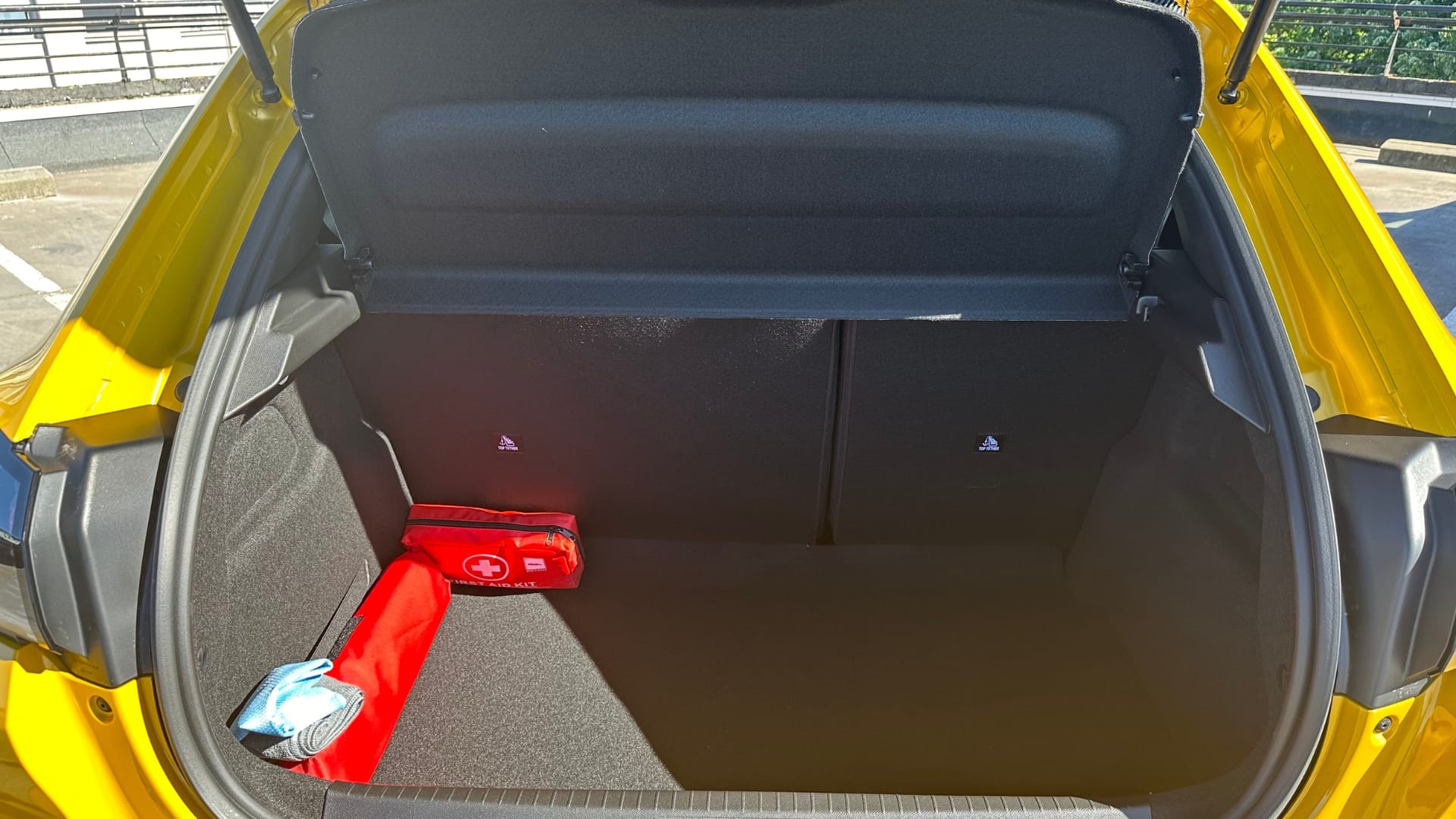 Peugeot 208 GT Line JAUNE | AUTO | GPS | GARE ST-JEAN (750m) avec Android Auto