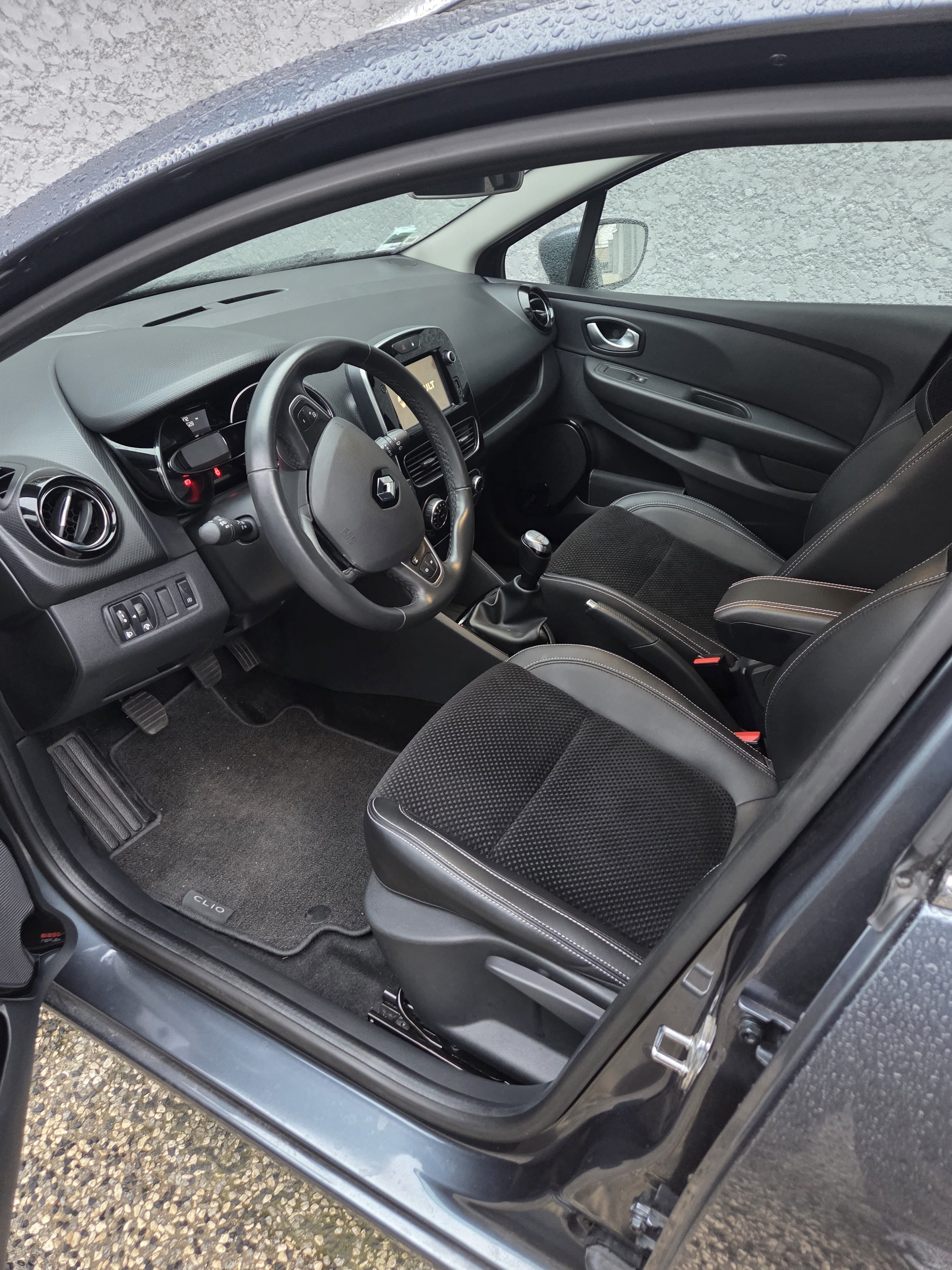 Renault Clio Estate Break 90 CV Essence, faible consommation, pneus neige with Cruise control