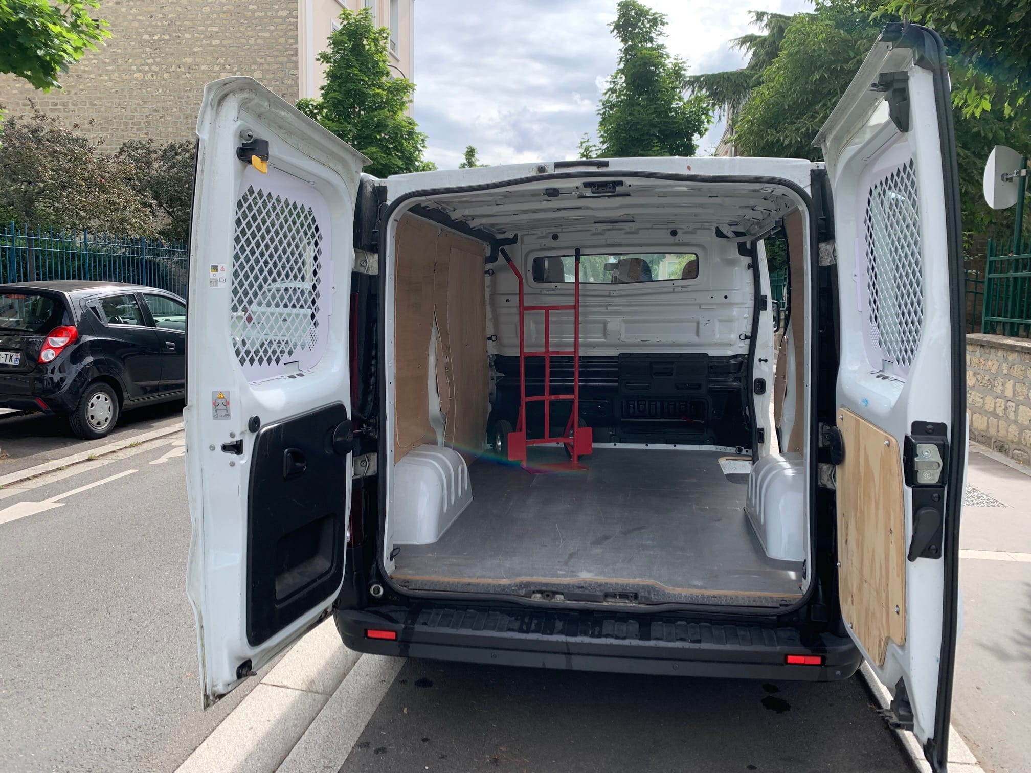 Renault Trafic 125cv 6 m3 - Clim - GPS - Bluetooth - Caméra - Radars - Diable avec Audio Bluetooth