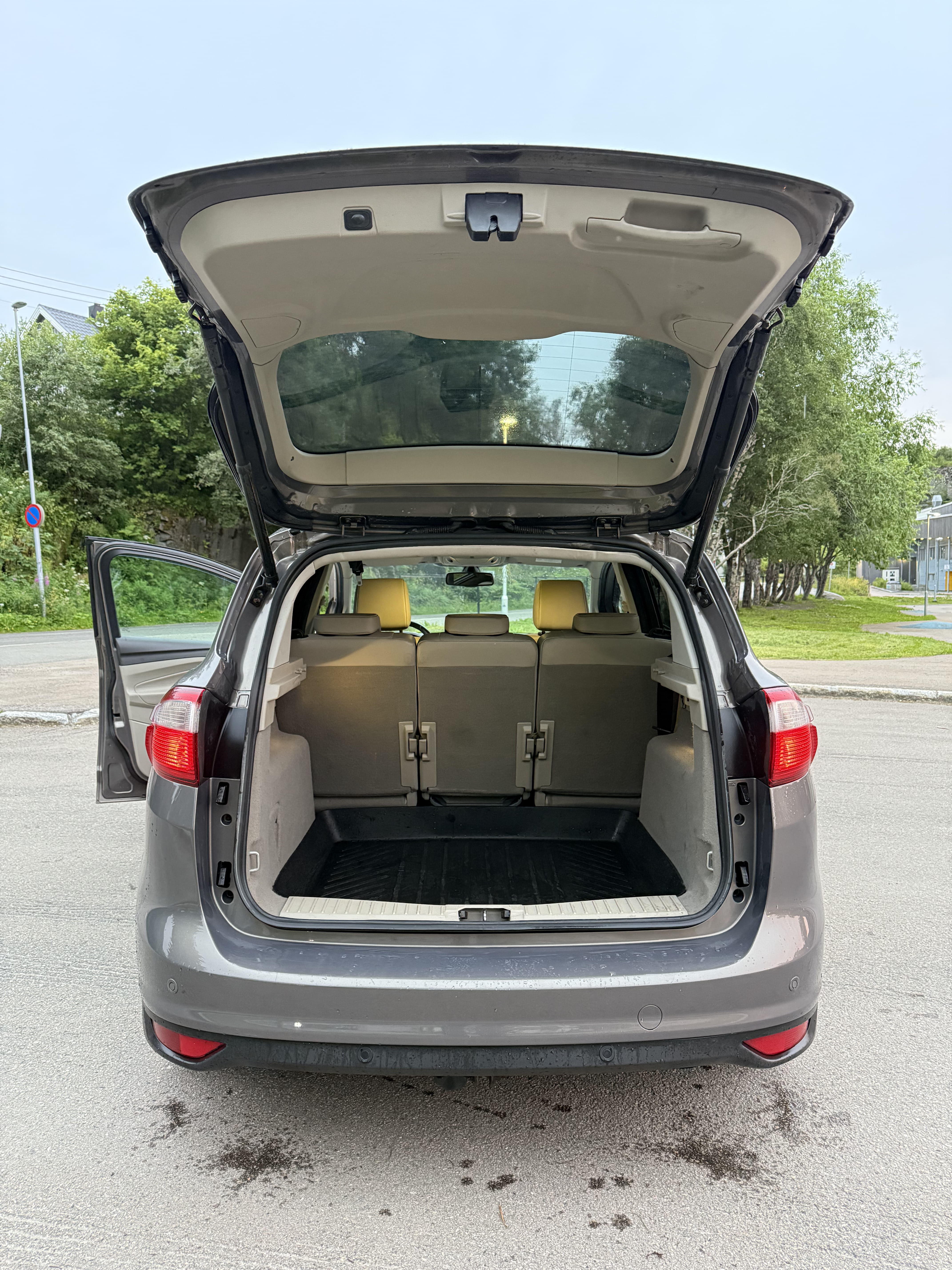 Ford C-Max with Audio / iPod input