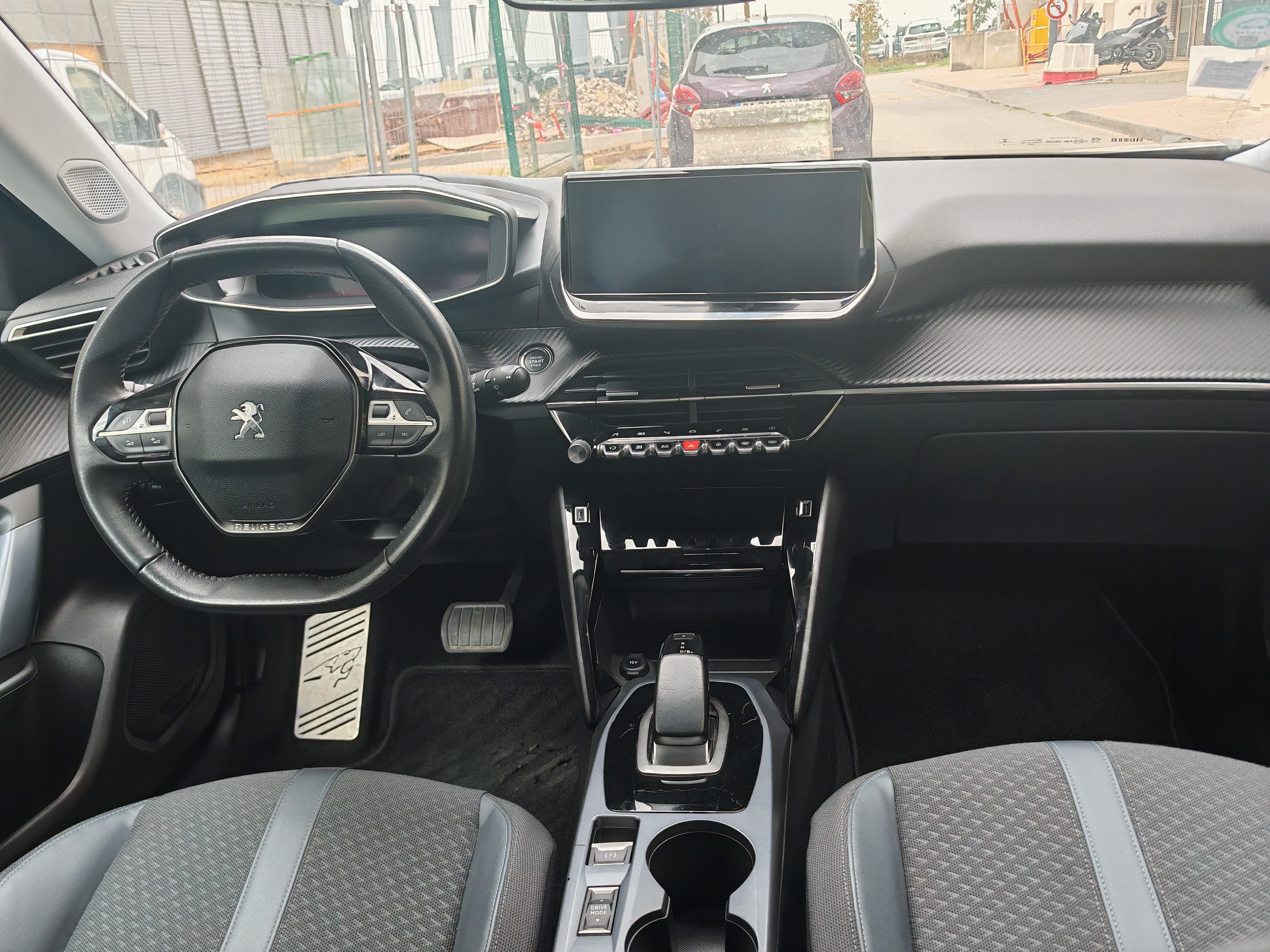 Peugeot e-2008  100% électrique – Confort et simplicité à Paris avec Audio Bluetooth