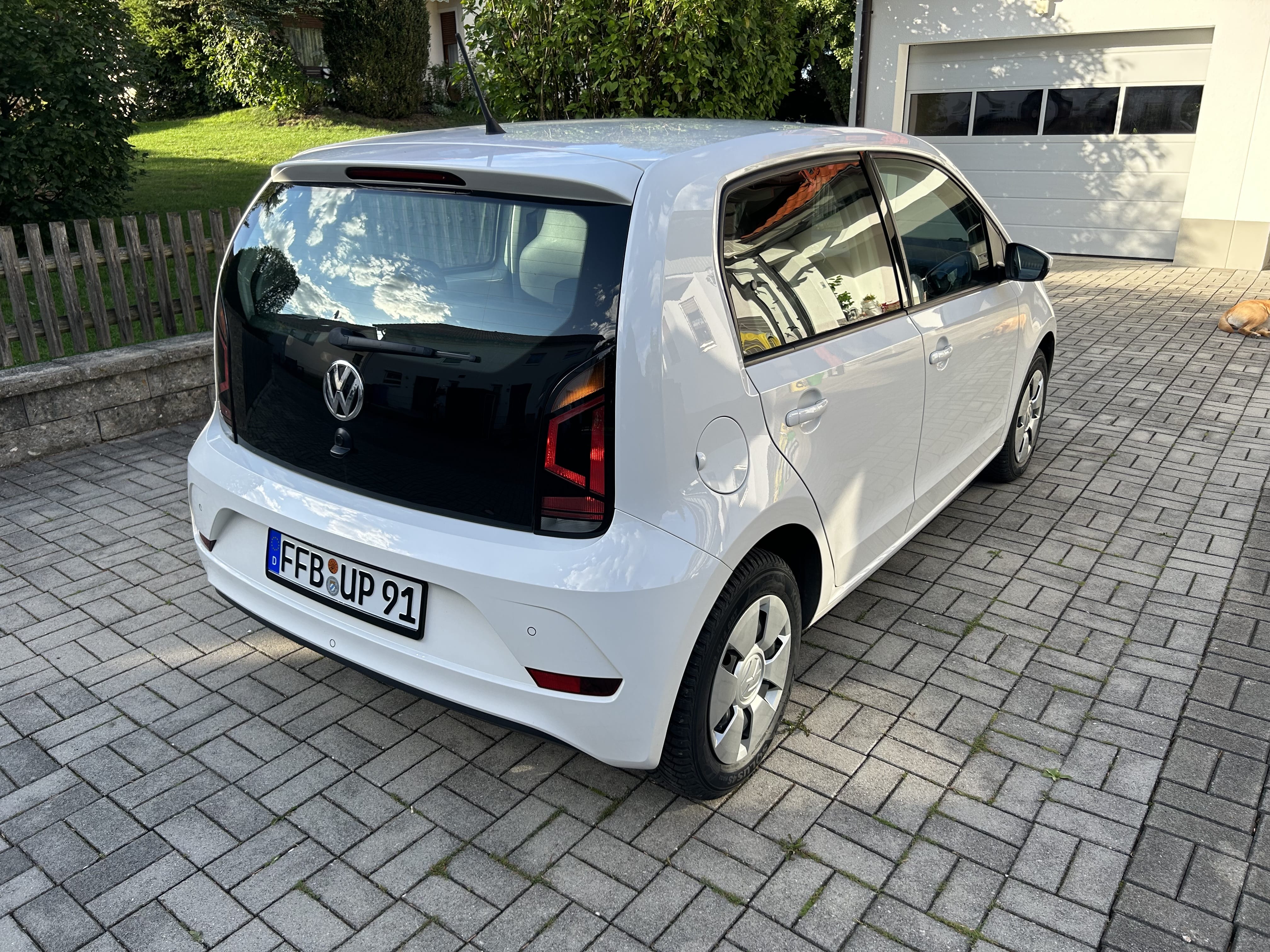 Volkswagen Up! Klima, Einparkhilfe, Tempomat, Bluetooth, Isofix mit Navigationsgerät