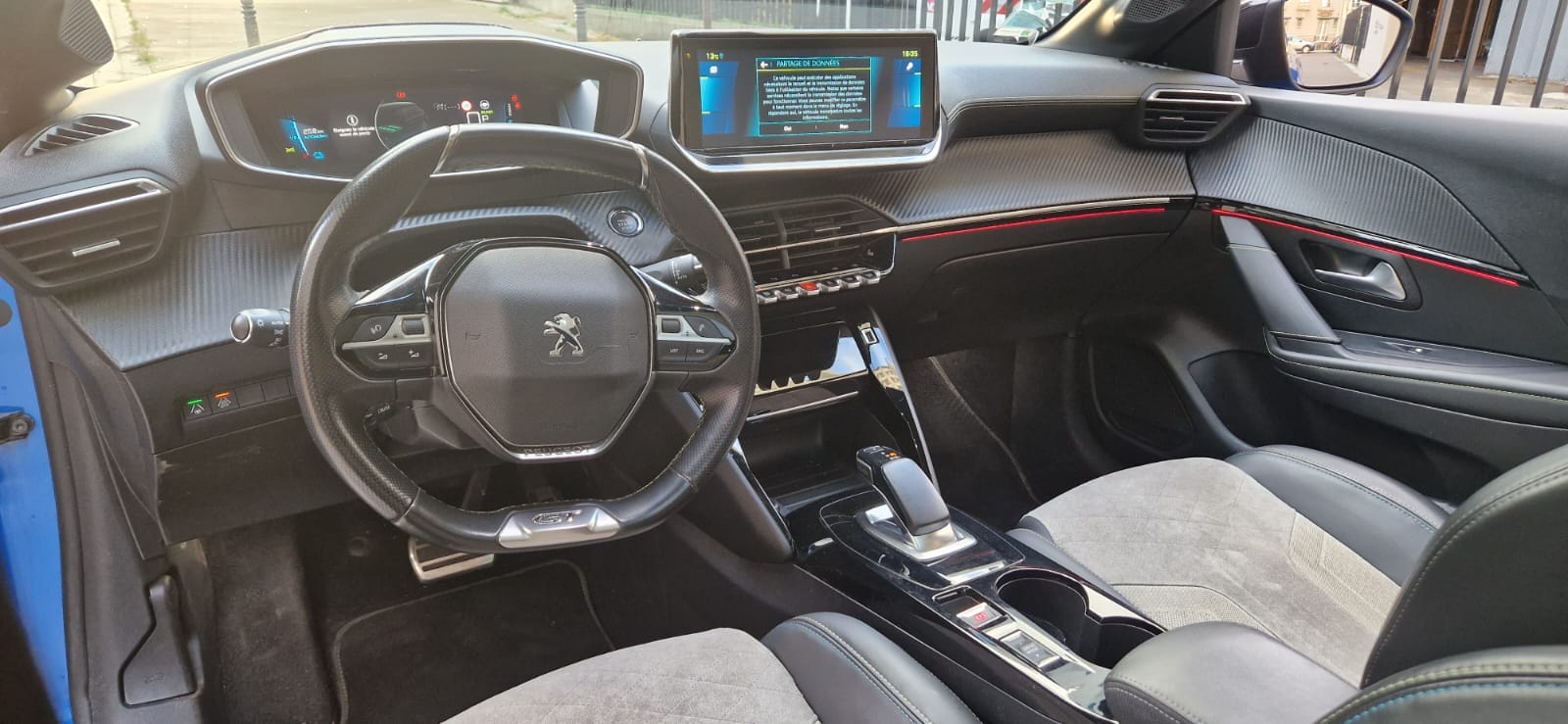 Peugeot 208 GT TOUTE OPTION 50 kWh – 100 % électrique, stationnement gratuit avec Régulateur de vitesse