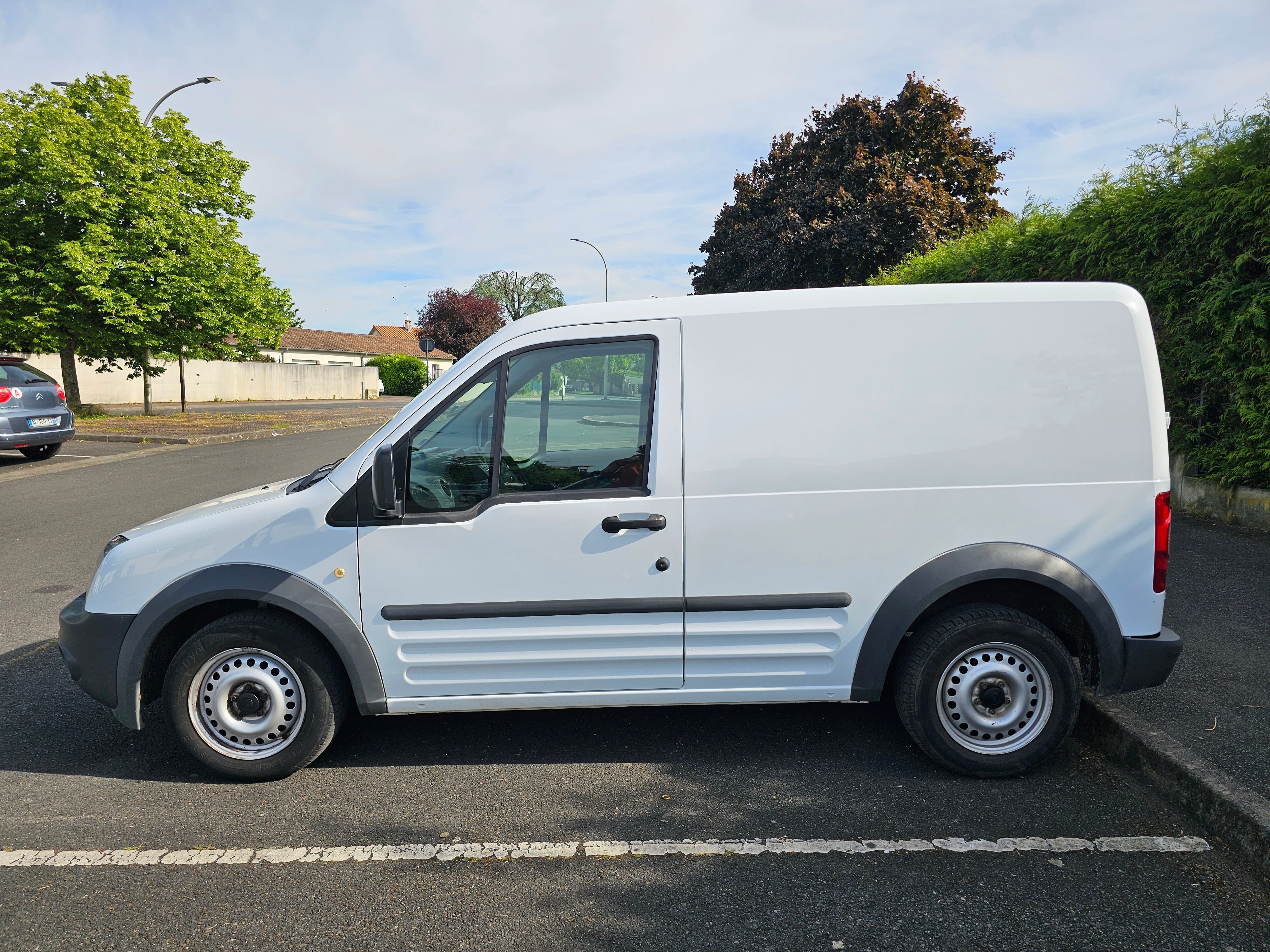 Ford Transit Connect 1.8 TDCI avec Attelage