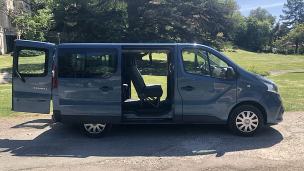 Renault Trafic Passenger Louez le Renault Trafic 9 places – Espace, Confort et Praticité pour Tous Déplacements avec Audio Bluetooth