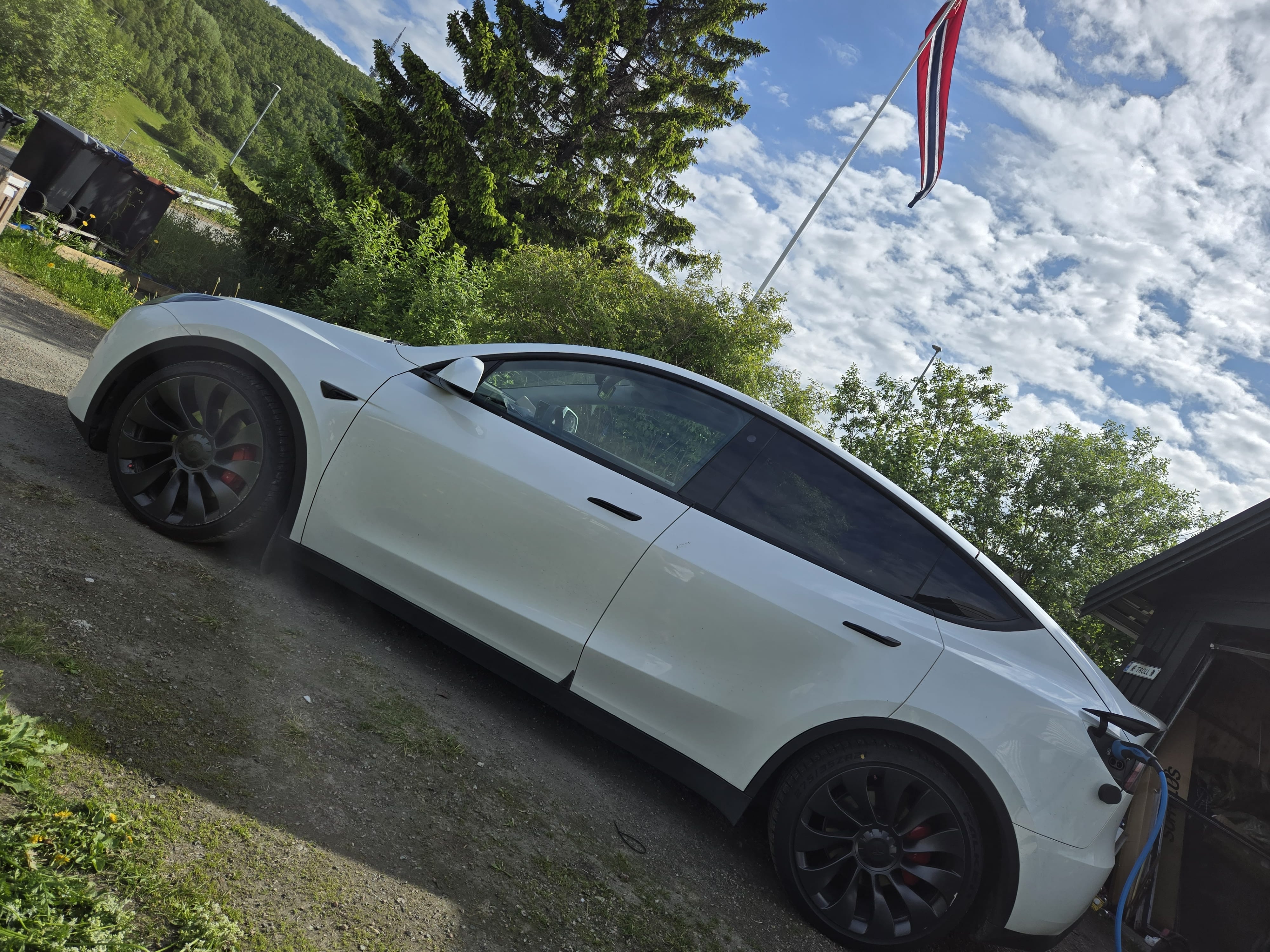 Tesla Model Y Performance med GPS