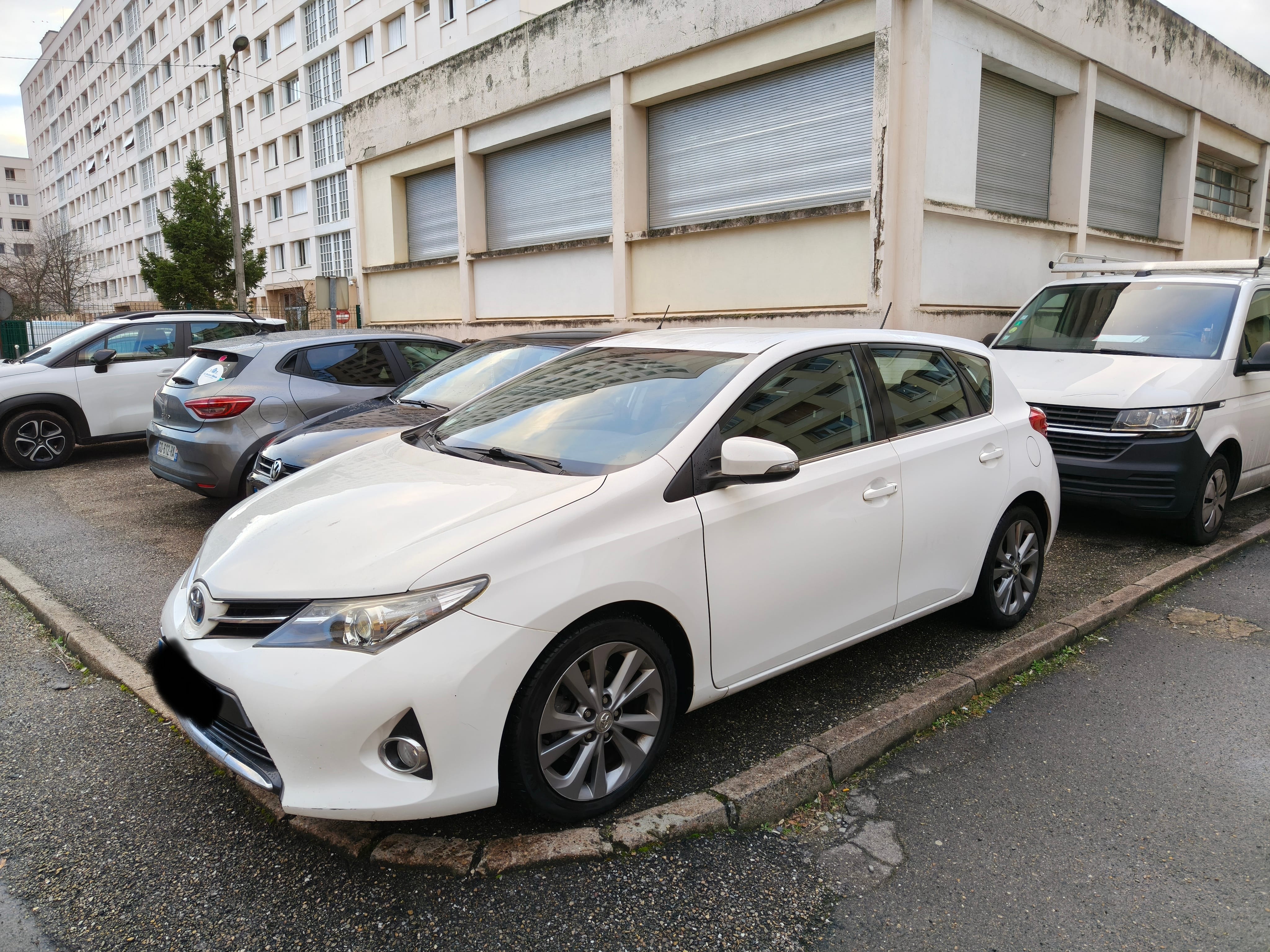 Toyota Auris, 2013, Essence 95 / Électrique (hybride), automatique