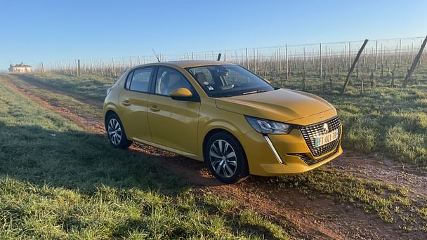 Peugeot 208 Peugeot 208 Essence – Éco, Moderne & Confortable – Dispo 24/7 à Bordeaux Gare avec Audio Bluetooth