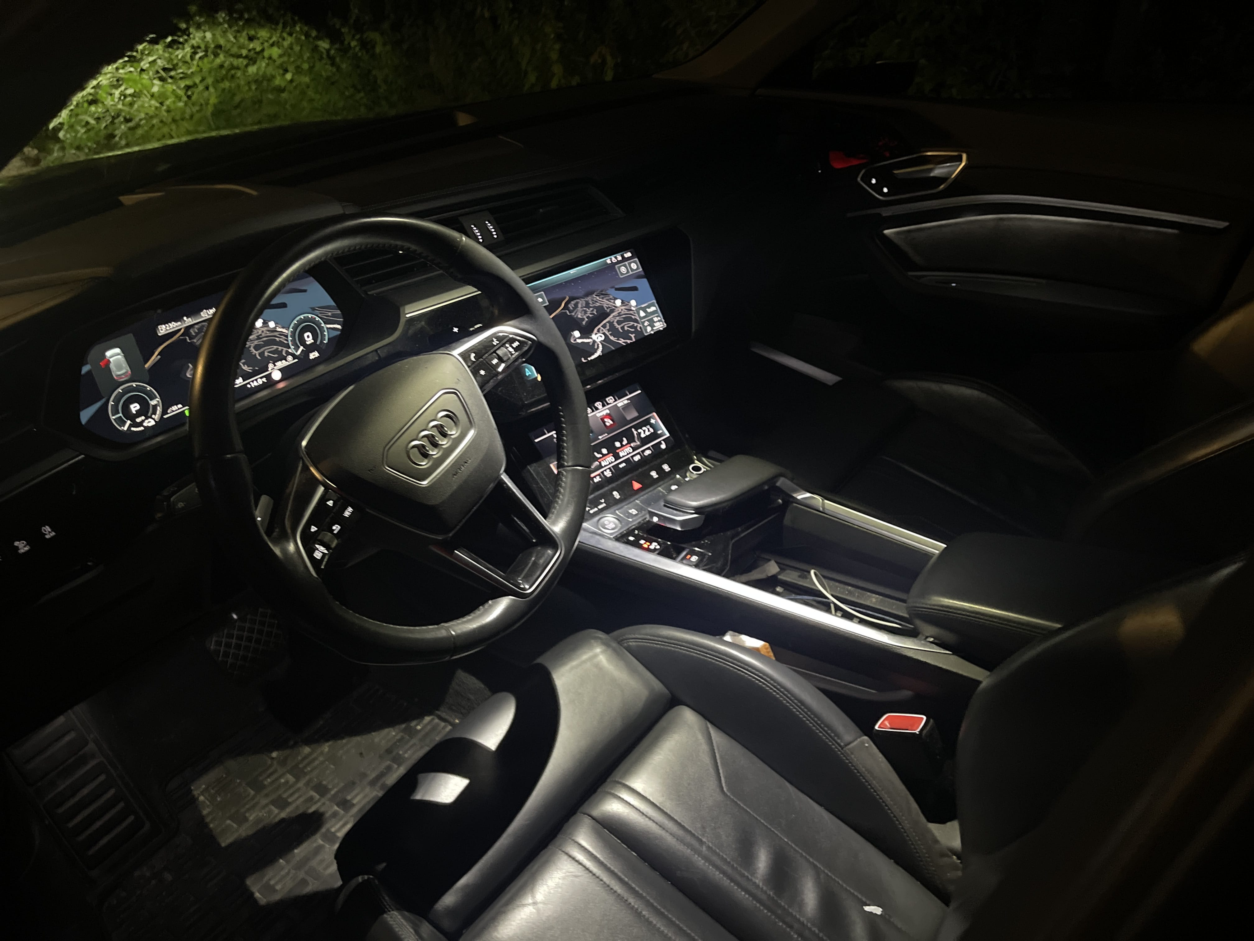 Audi e-tron 55 - quattro 4x4 og luftfjæring med Cruisekontroll