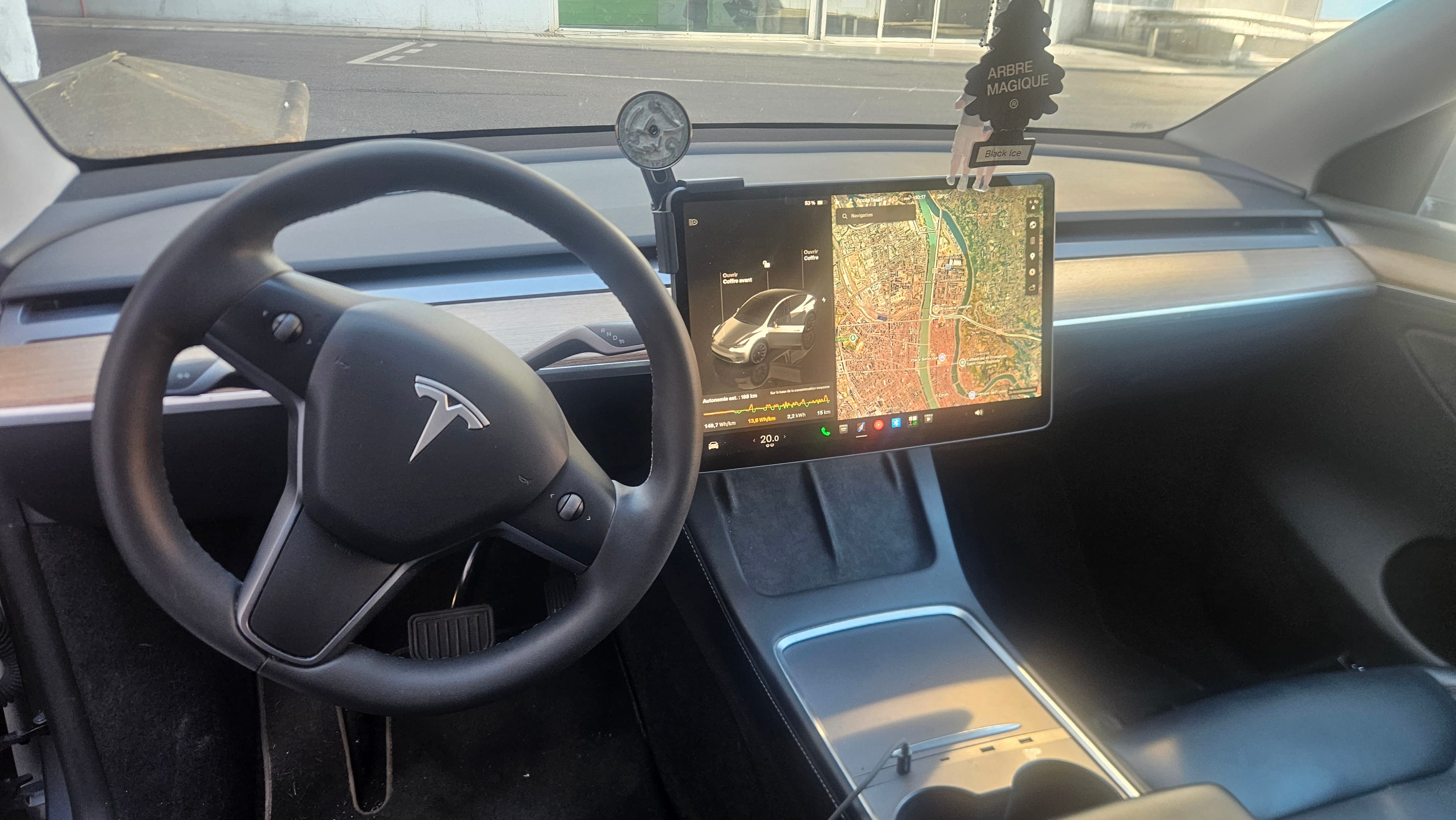 Tesla Model Y avec GPS