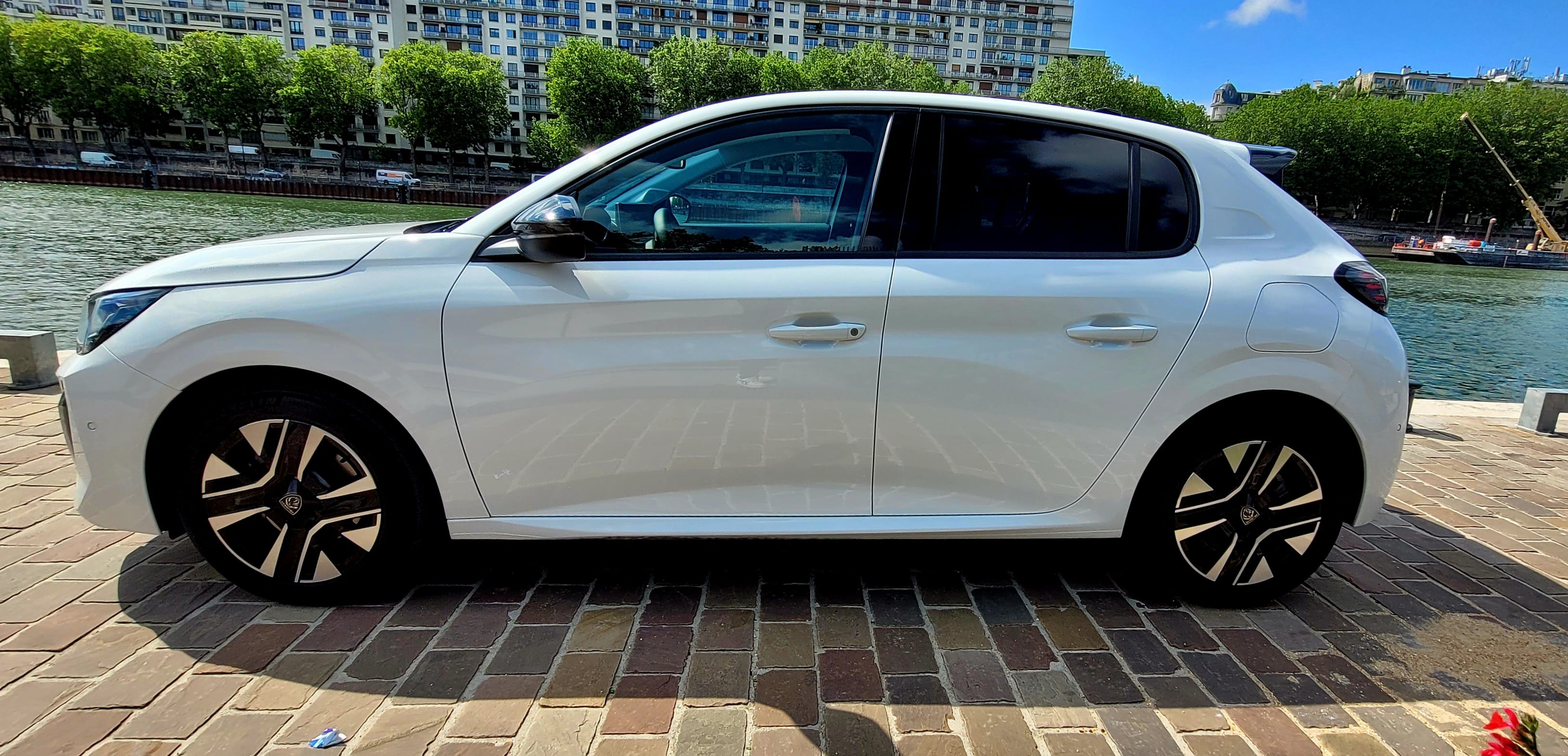 Peugeot 208 HYBRIDE (GR489) (Clim, Connectivité Smartphone, charge induction, ...) avec Climatisation