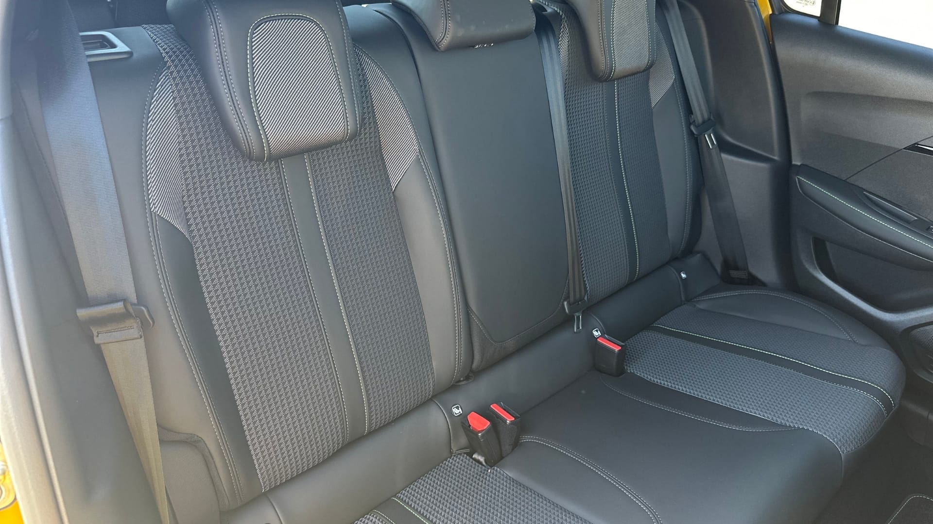 Peugeot 208 GT Line JAUNE | AUTO | GPS | GARE ST-JEAN (750m) avec Chaines