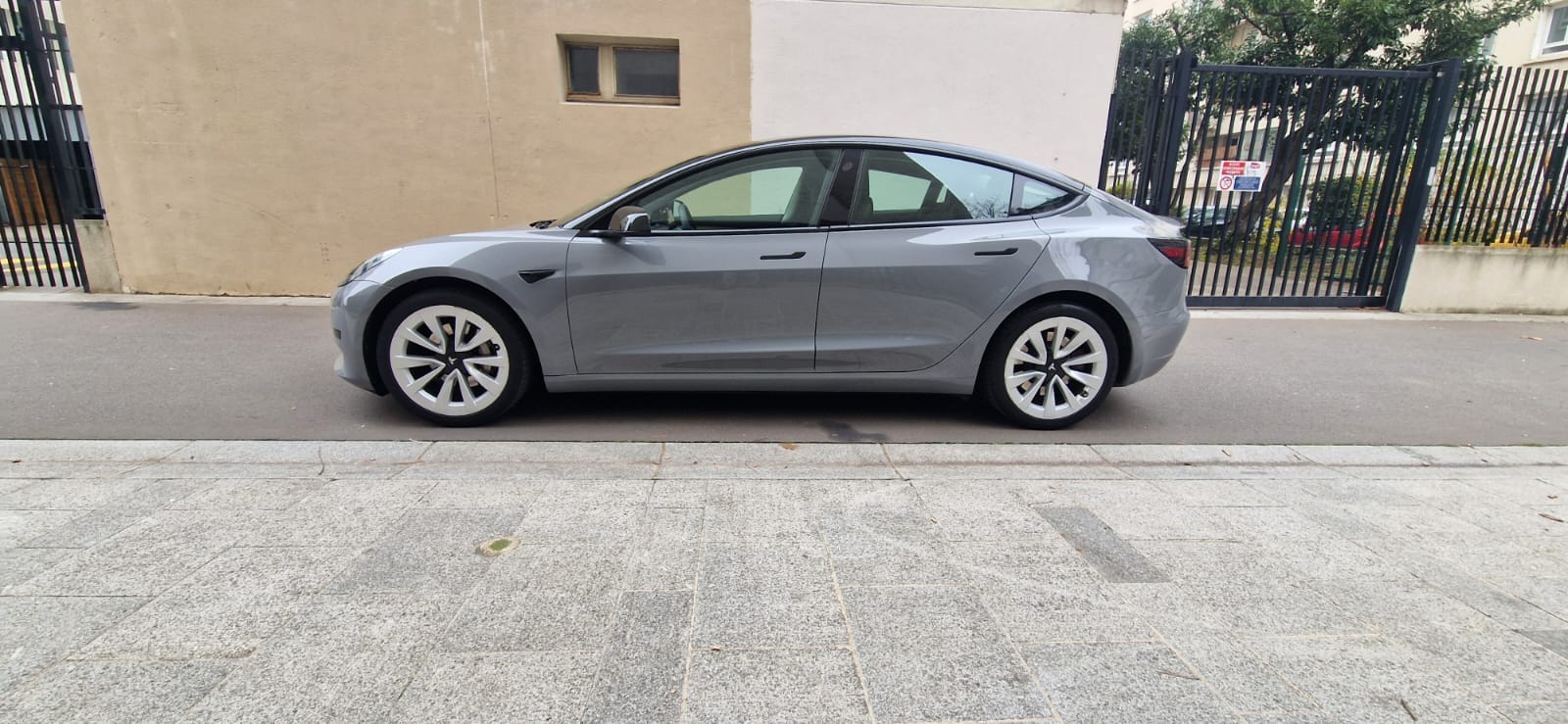 Tesla Model 3 Standard Range Plus – 100% électrique – Autopilot avec Climatisation