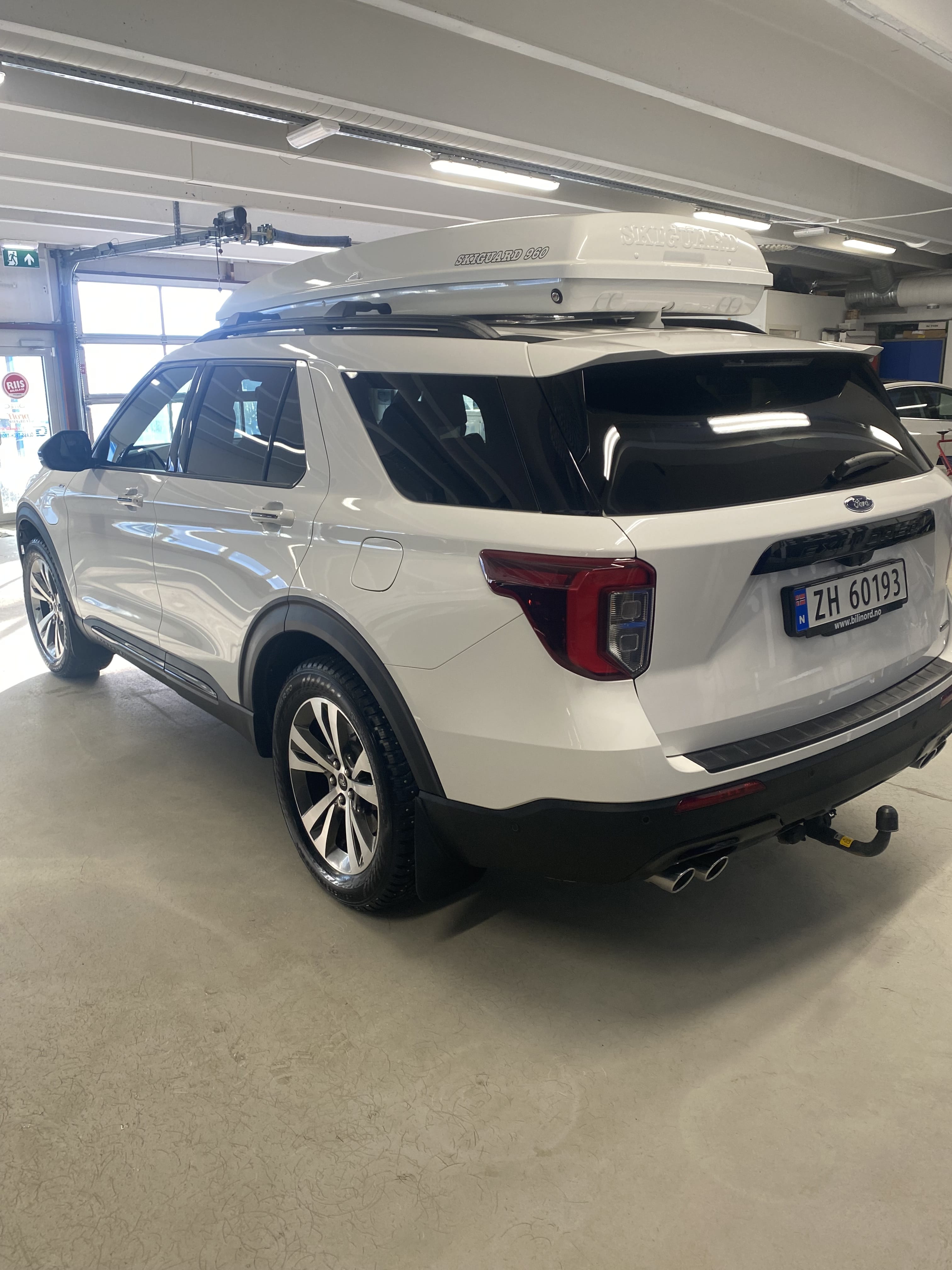 Ford Explorer 3 liter V6 480 Hk hybrid avec GPS