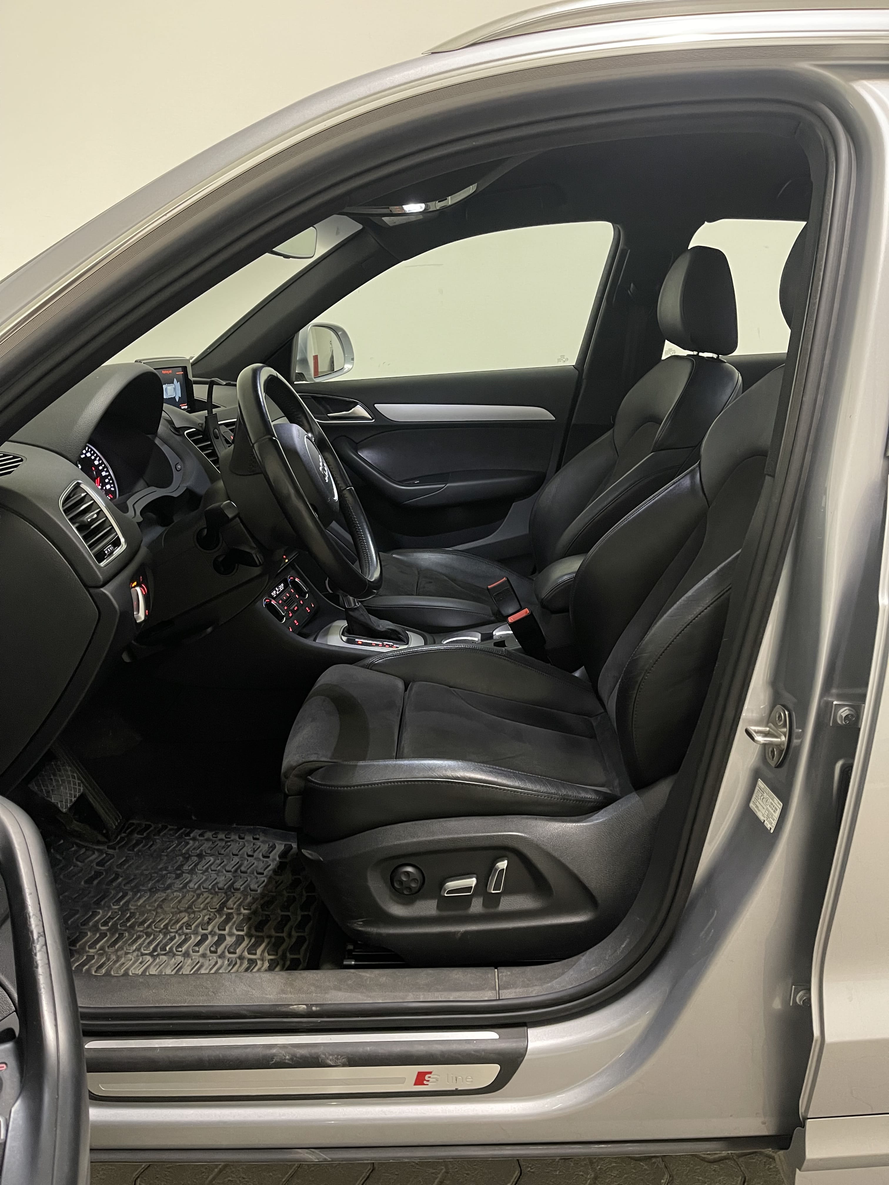 Audi Q3 TDi quattro SUV met Bluetooth audio