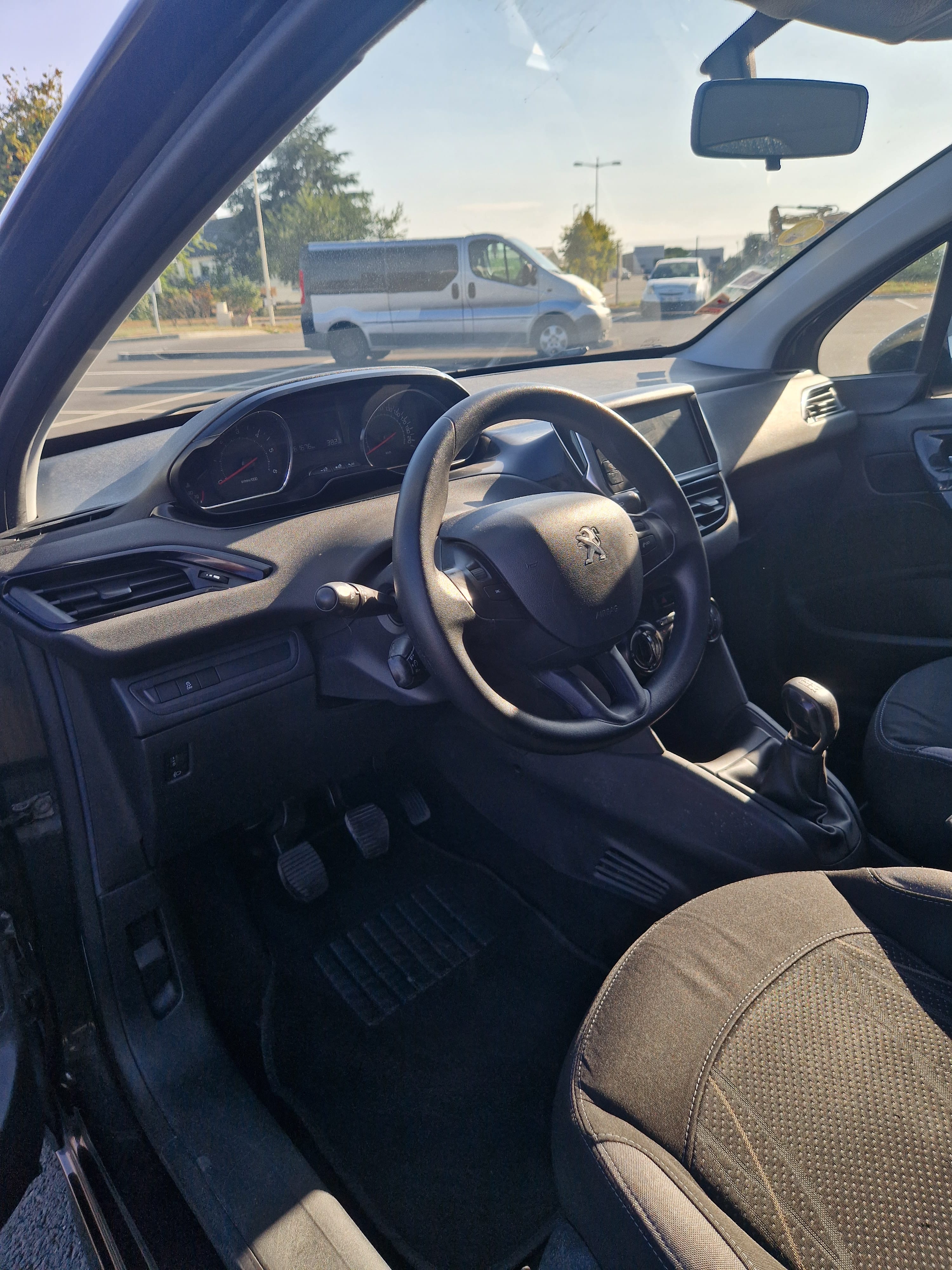 Peugeot 208 avec Autoradio