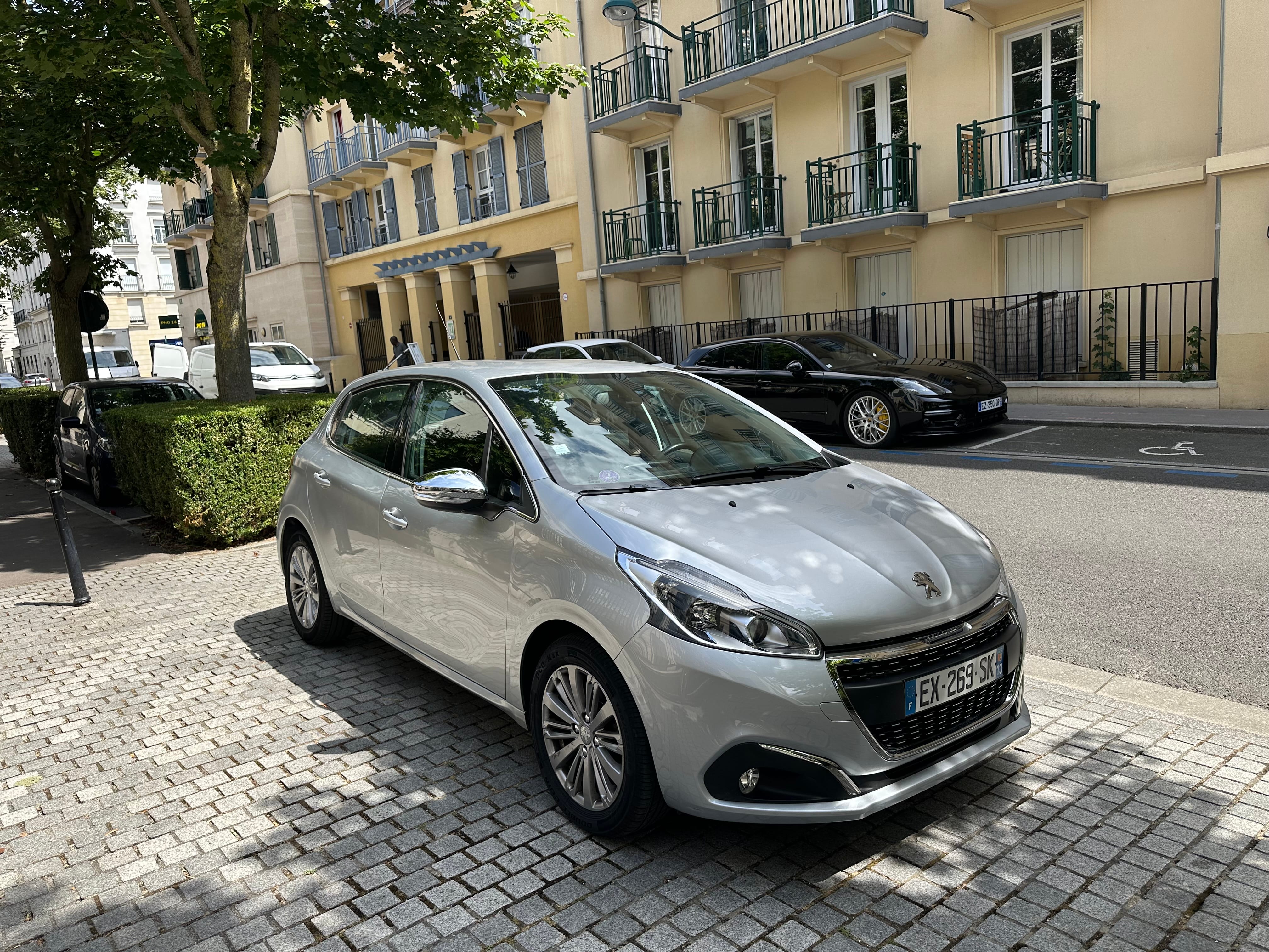 Peugeot 208 Allure Buisness 110 ch. 45000 km. Val d’Europe, 2018, Essence 95