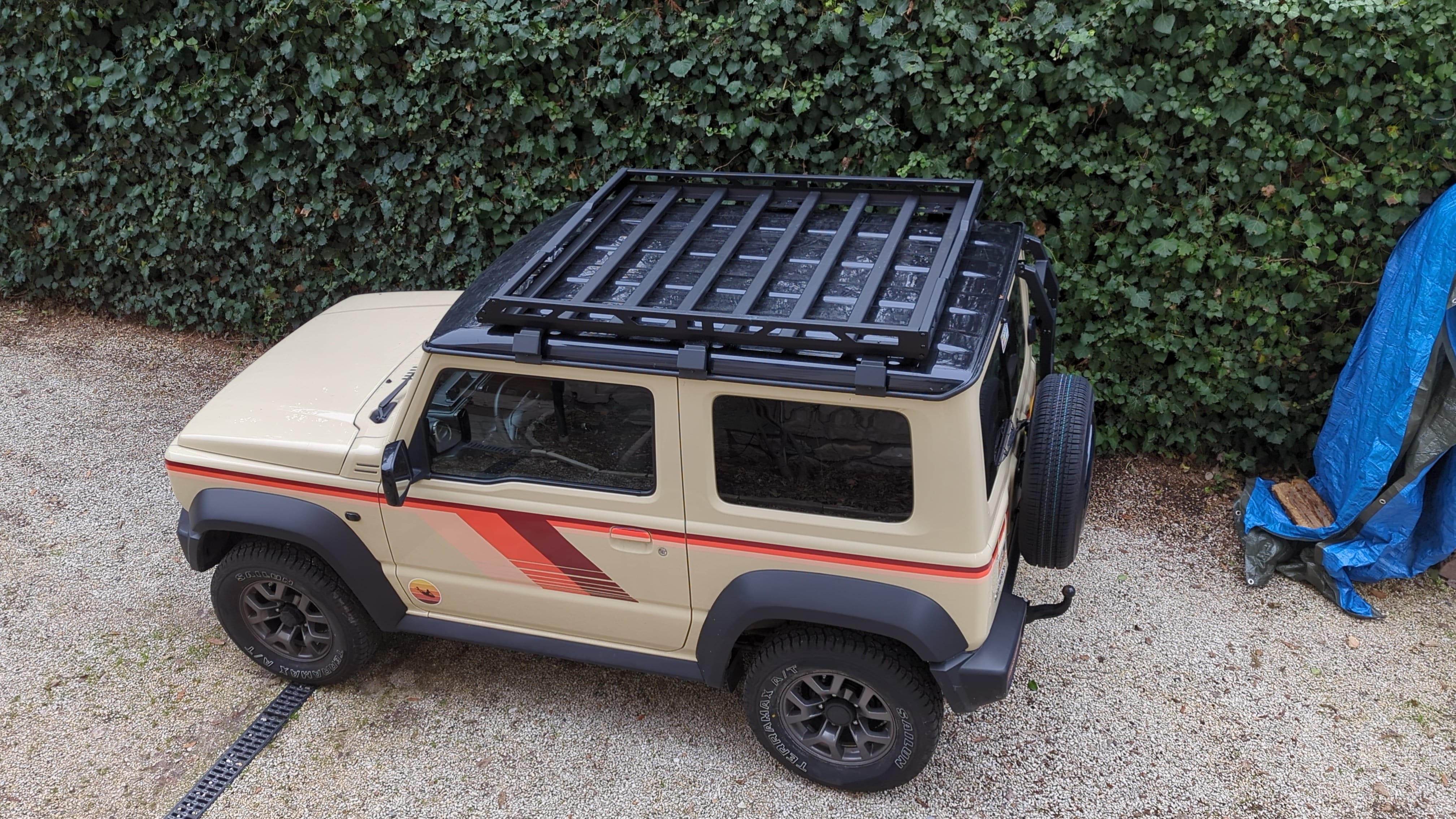 Suzuki Jimny 4x4 pneus neige galerie de toit 4 places avec Coffre de toit