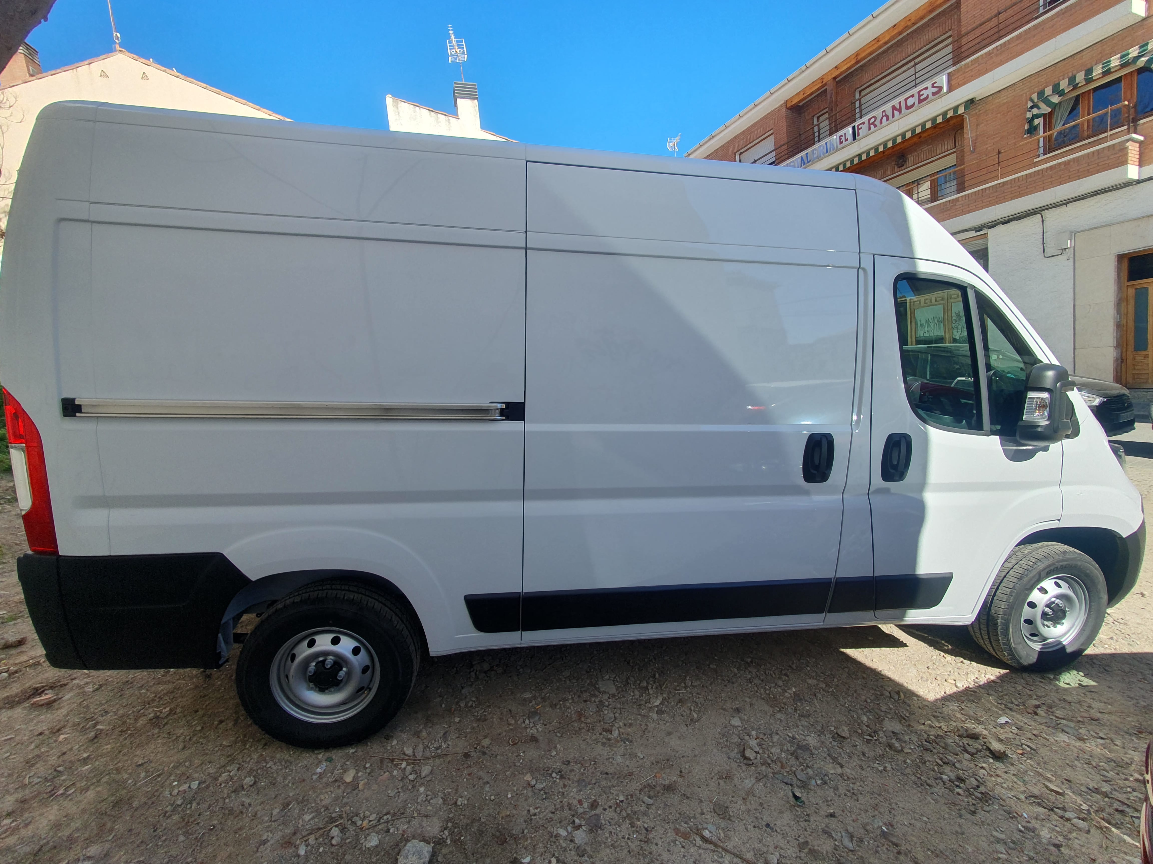 Fiat Ducato Furgoneta nueva, 120 km. De uso. con Aire acondicionado