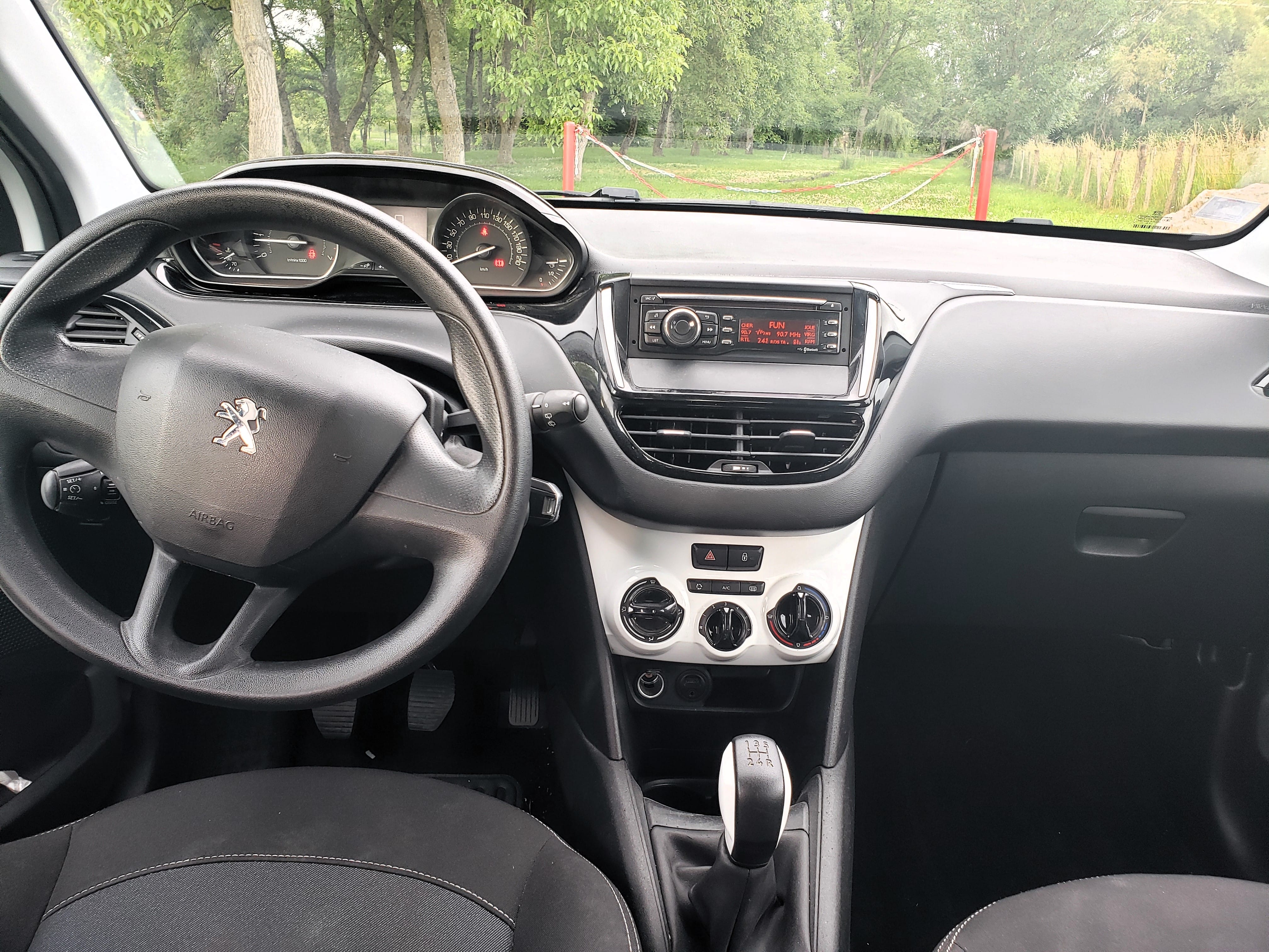 Peugeot 208 - Gare de Dijon avec Audio Bluetooth