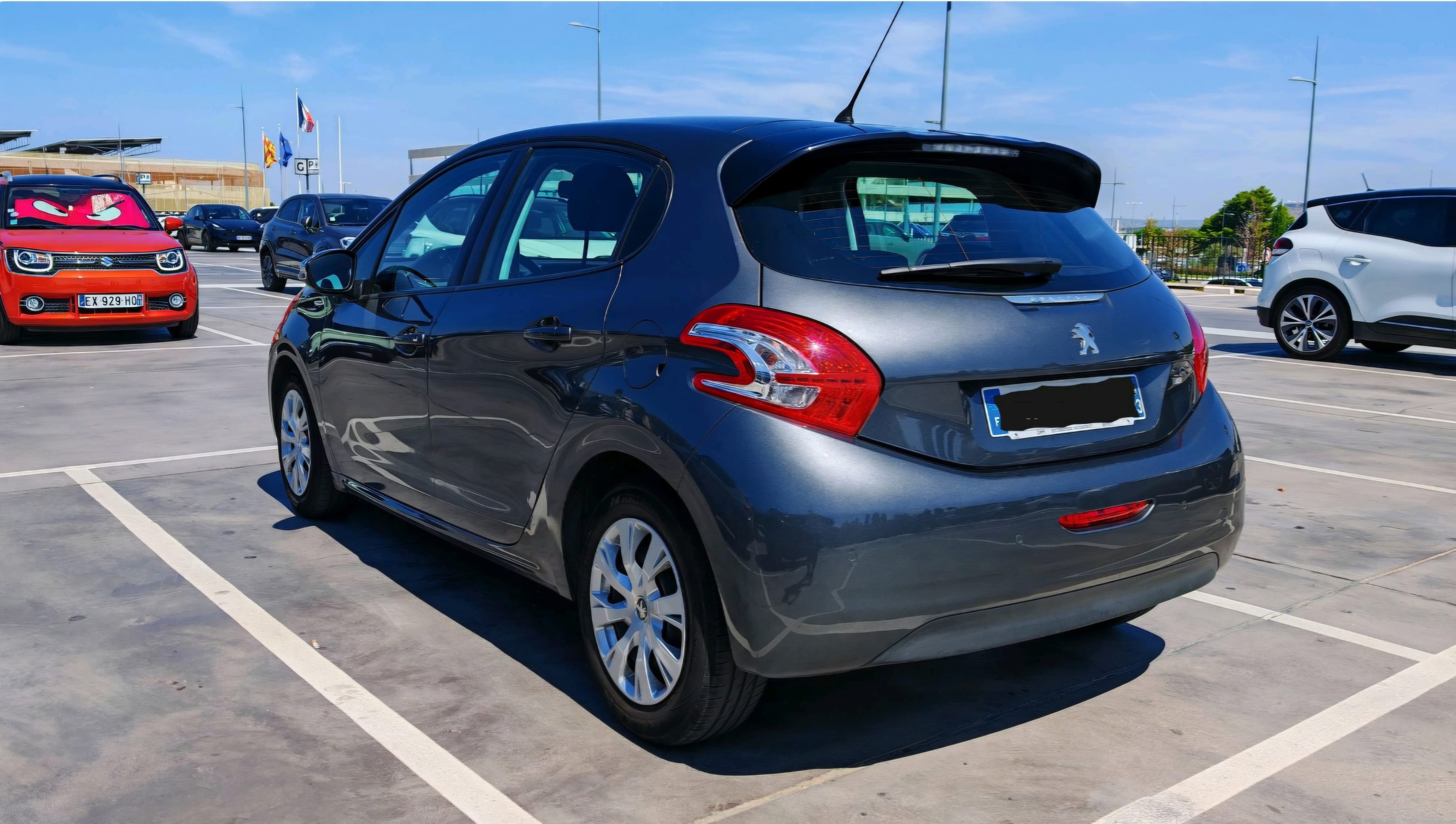 Peugeot 208 Aéroport de Marseille avec GPS