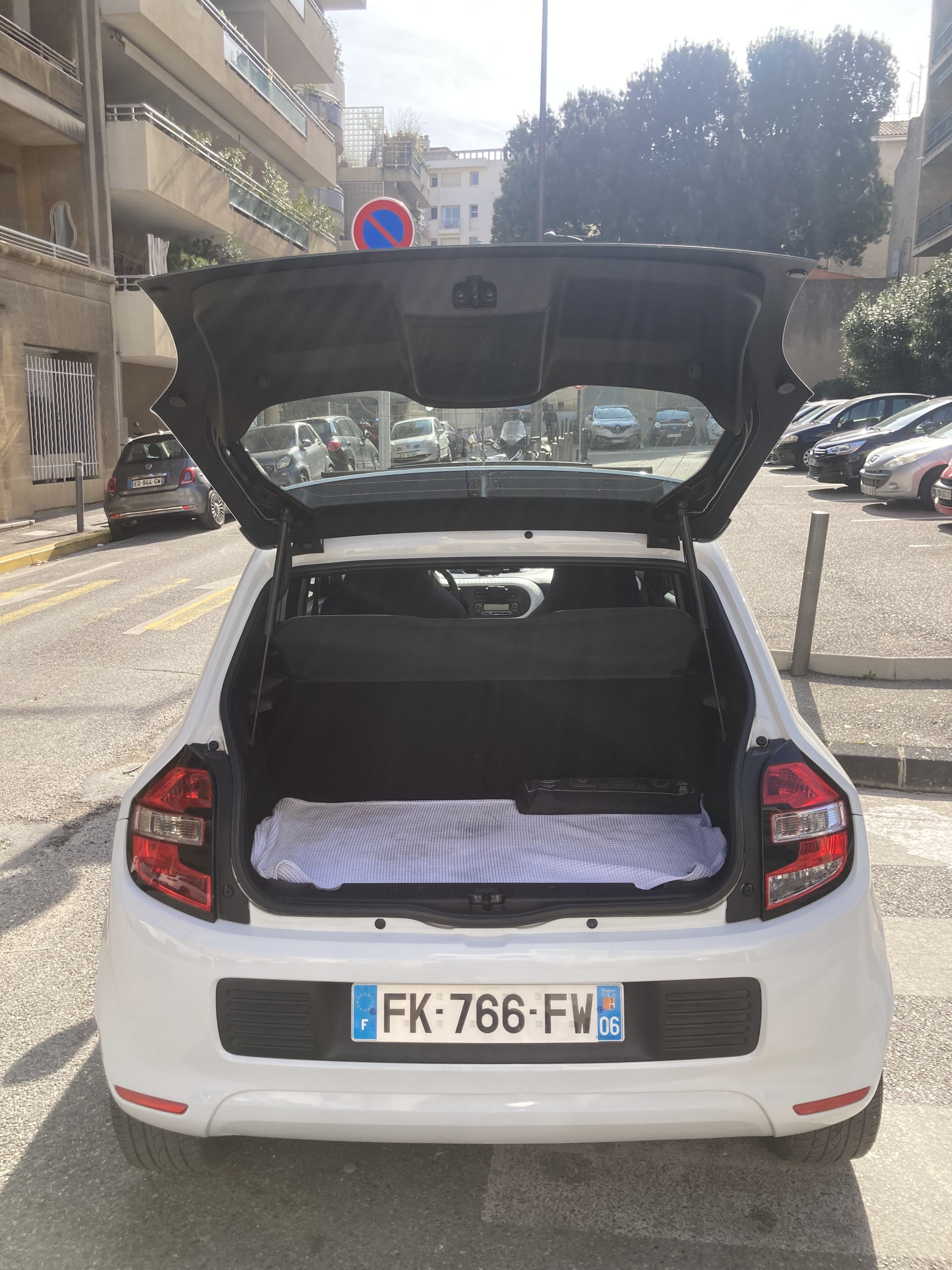 Renault Twingo III : cabriolet, stat. gratuit, métro Perier met Autostoel baby