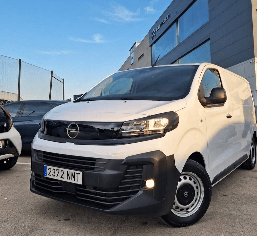 Opel Vivaro with Apple CarPlay