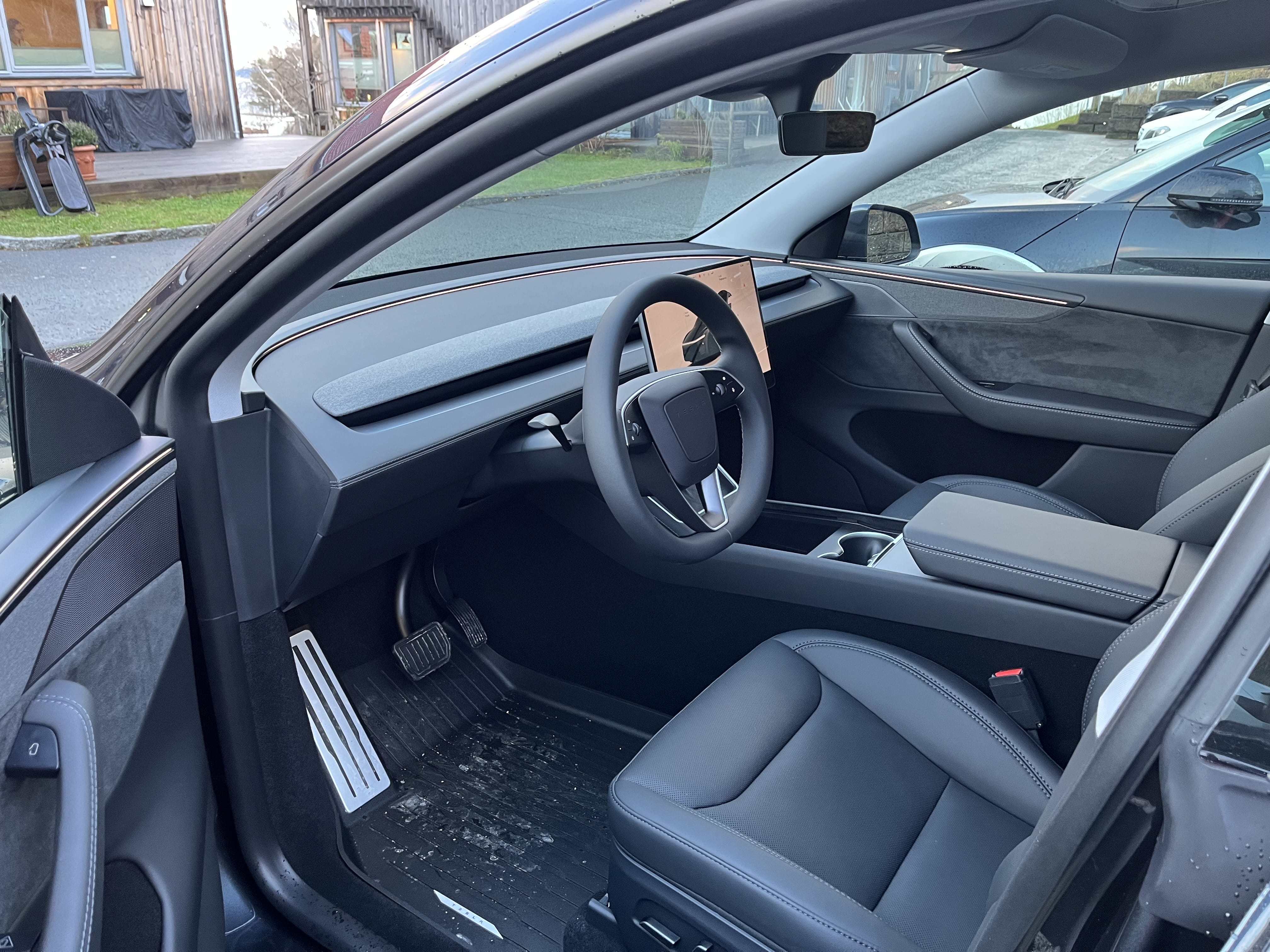Tesla Model Y Long Range Ny des. 2025, ved togstasjon Rotvoll. 22 min flytog fra Værnes, 7 min fra Trondheim S med Firehjulstrekk