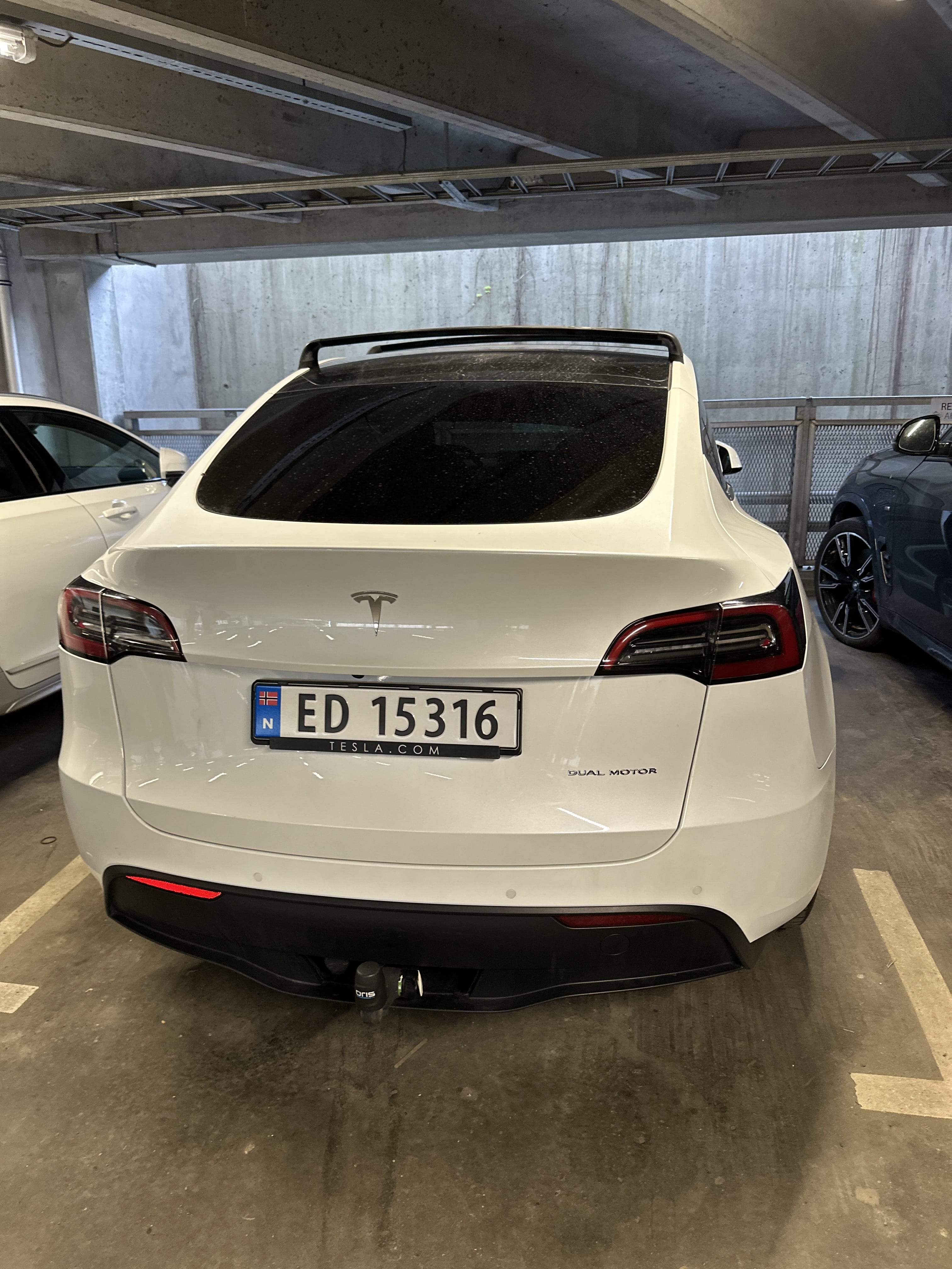 Tesla Model Y med GPS