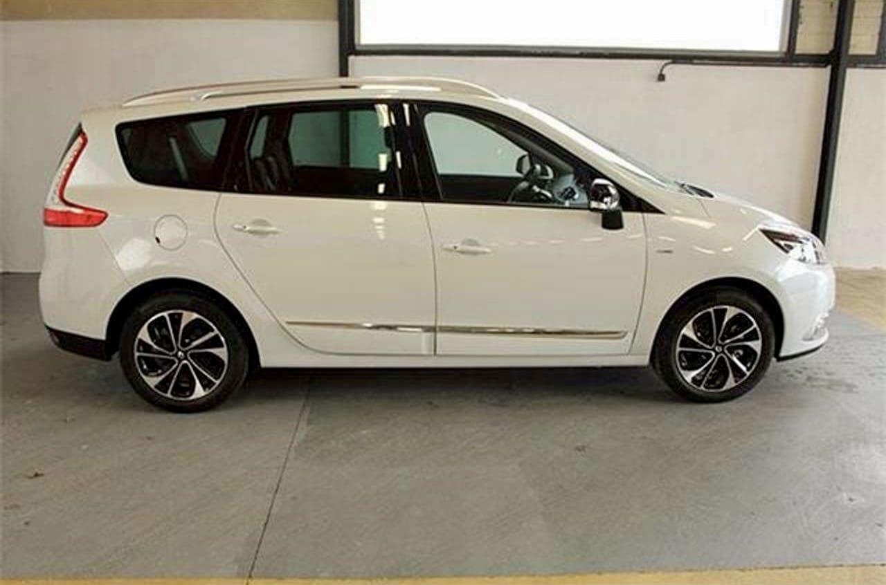 Renault Grand Scenic  Louez le Renault Grand Scénic 7 Places – Spacieux, Confortable et Économique ! avec Climatisation