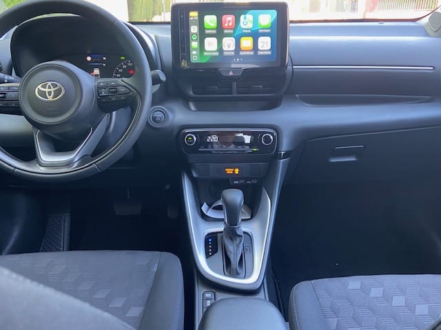 Toyota Yaris Híbrido 1.5 con Silla infantil