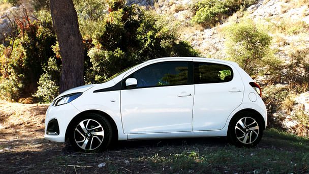 Peugeot 108 PureTech*clim*bluetooth*Parking Cinq Avenues Longchamps avec Régulateur de vitesse