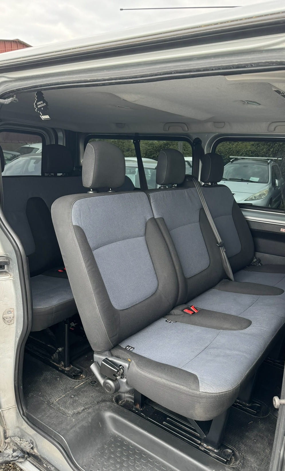 Opel Vivaro Combi avec GPS