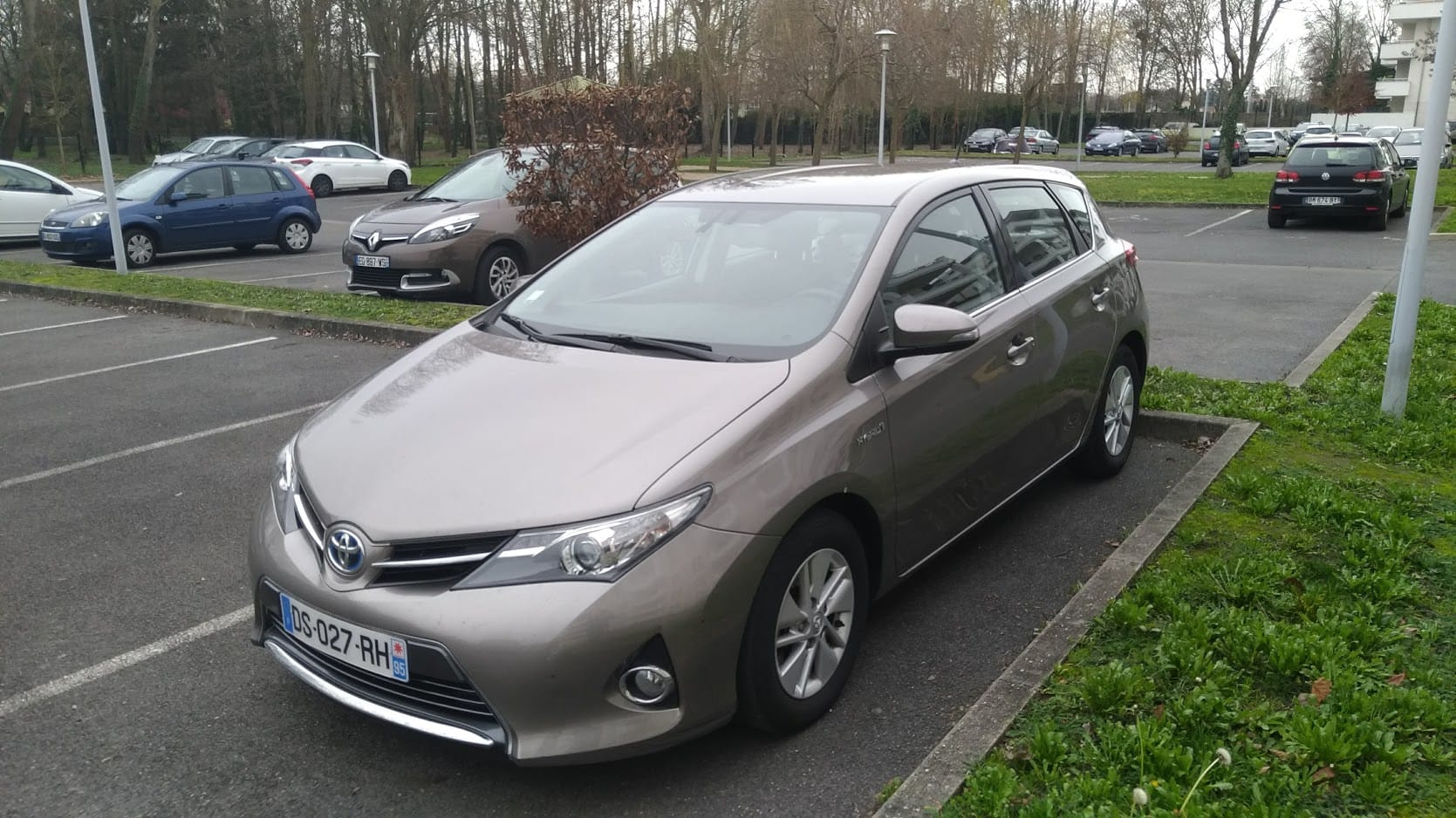 Toyota Auris, 2015, Essence 95 / Électrique (hybride), automatique