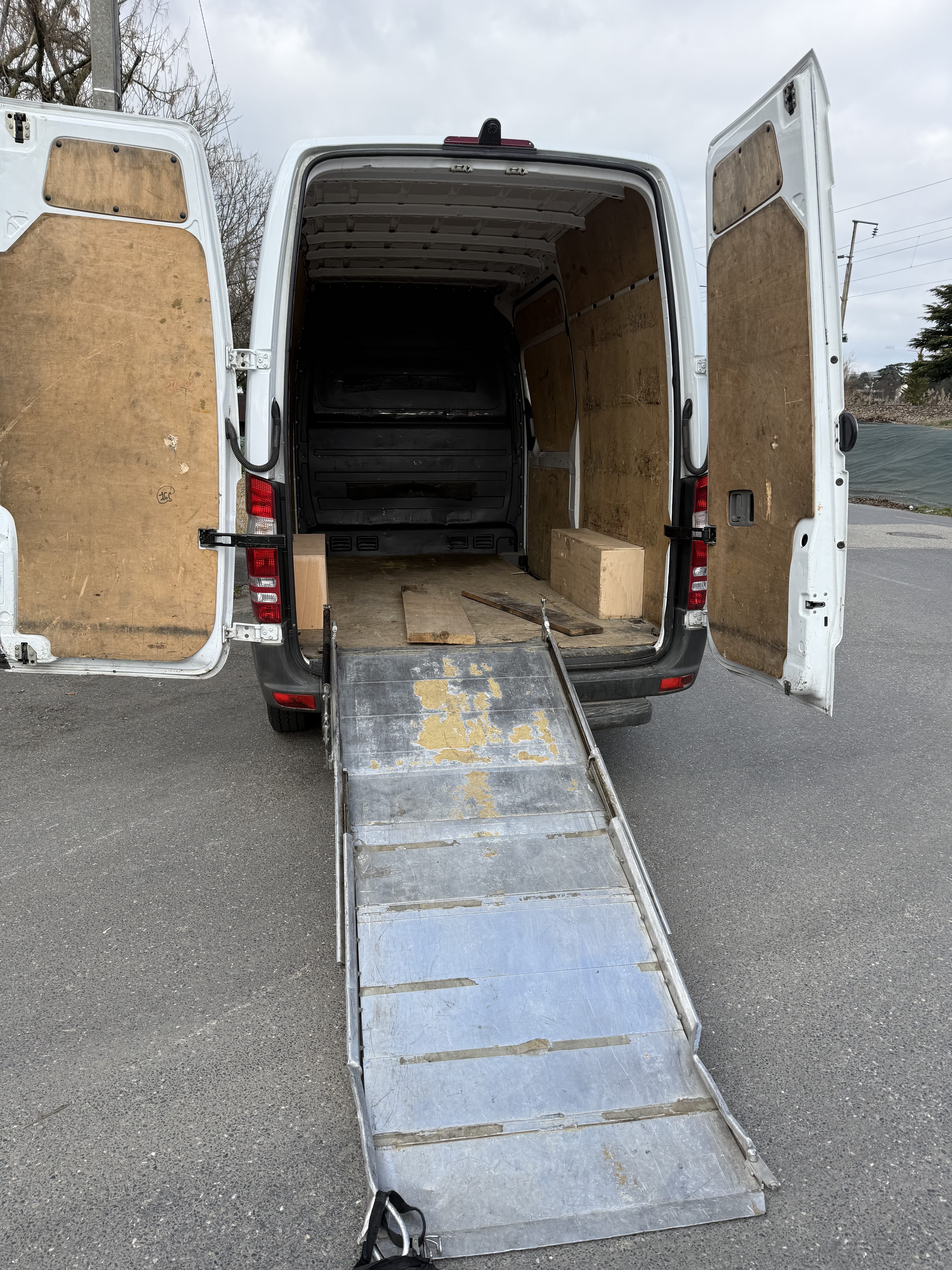 Mercedes-Benz Sprinter 13m3 avec Apple CarPlay