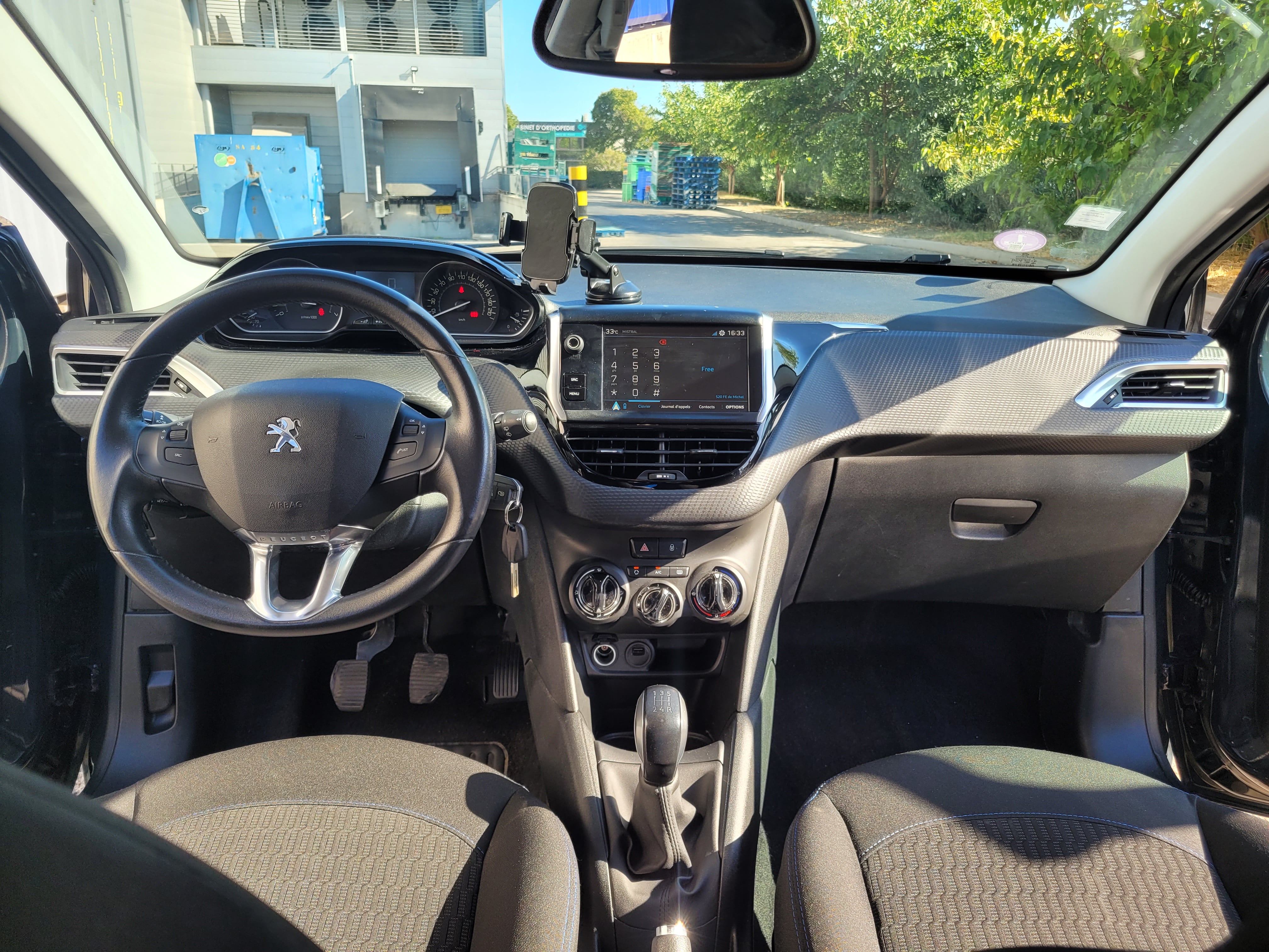 Peugeot 208 SIGNATURE avec Caméra de recul