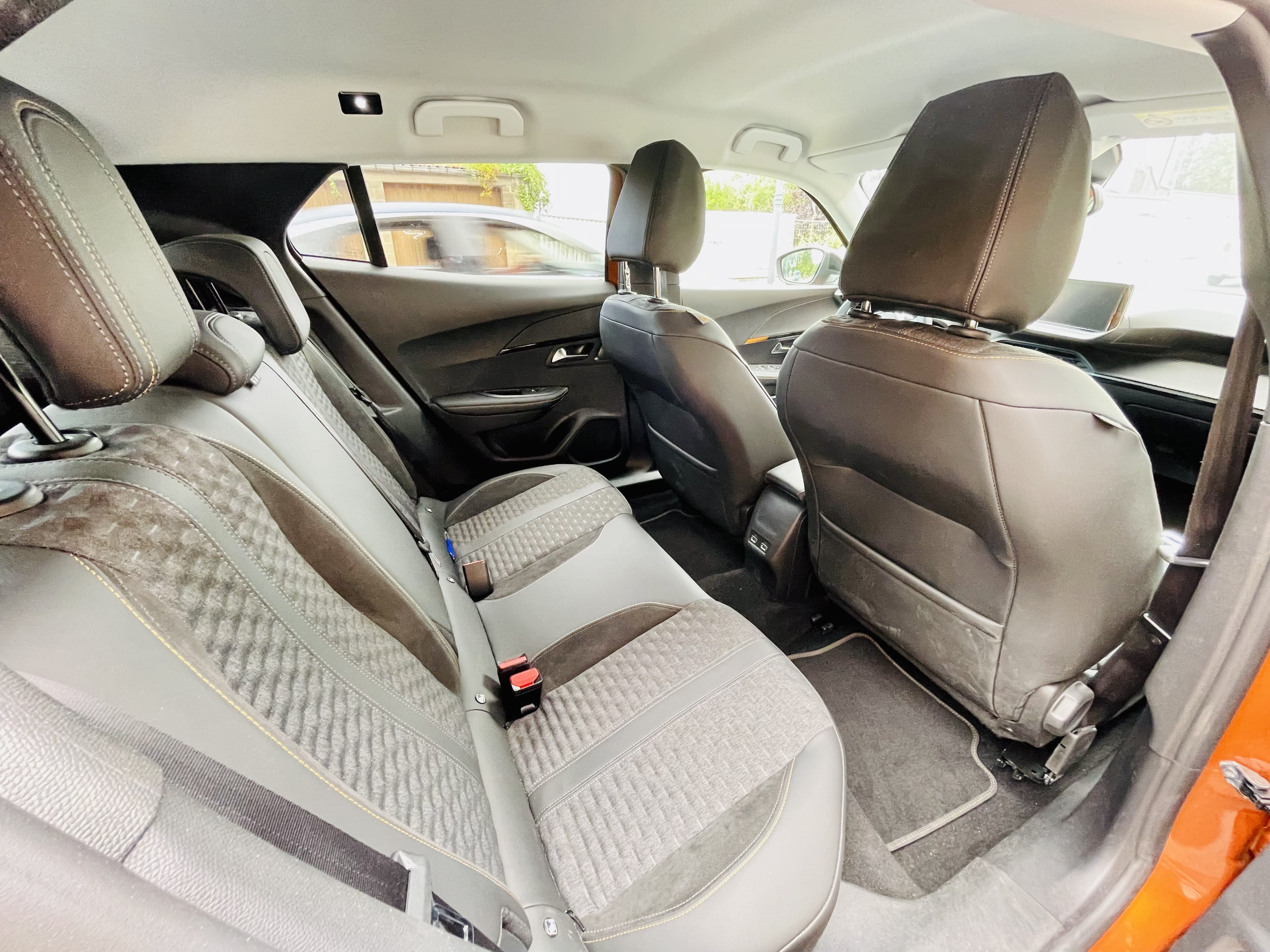 Peugeot e-2008 avec Entrée audio / iPod