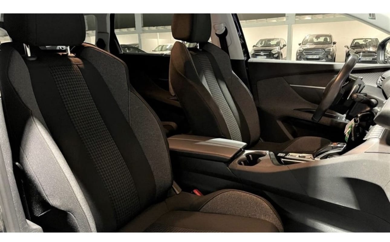 Peugeot 5008 avec GPS