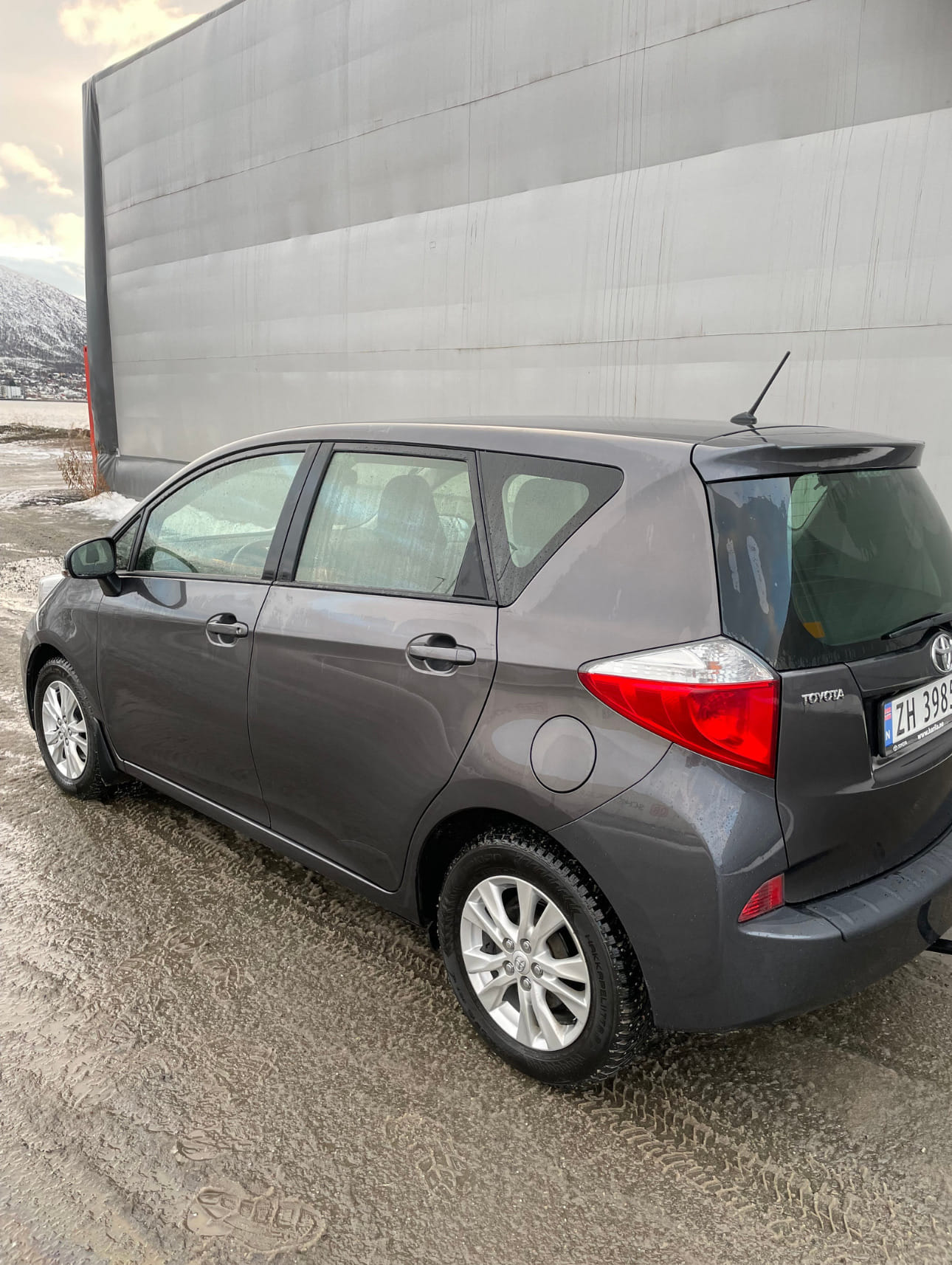 Toyota Verso-S med Babysete