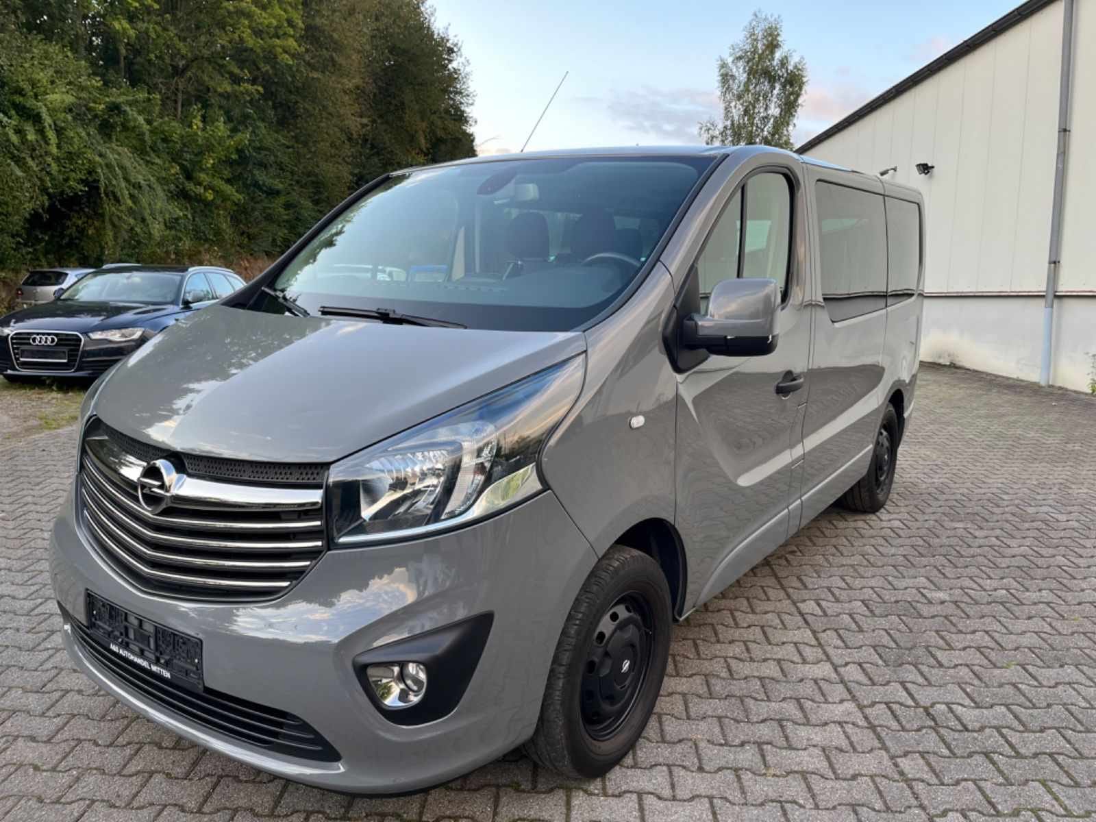 Opel Vivaro Combi avec Porte-vélos