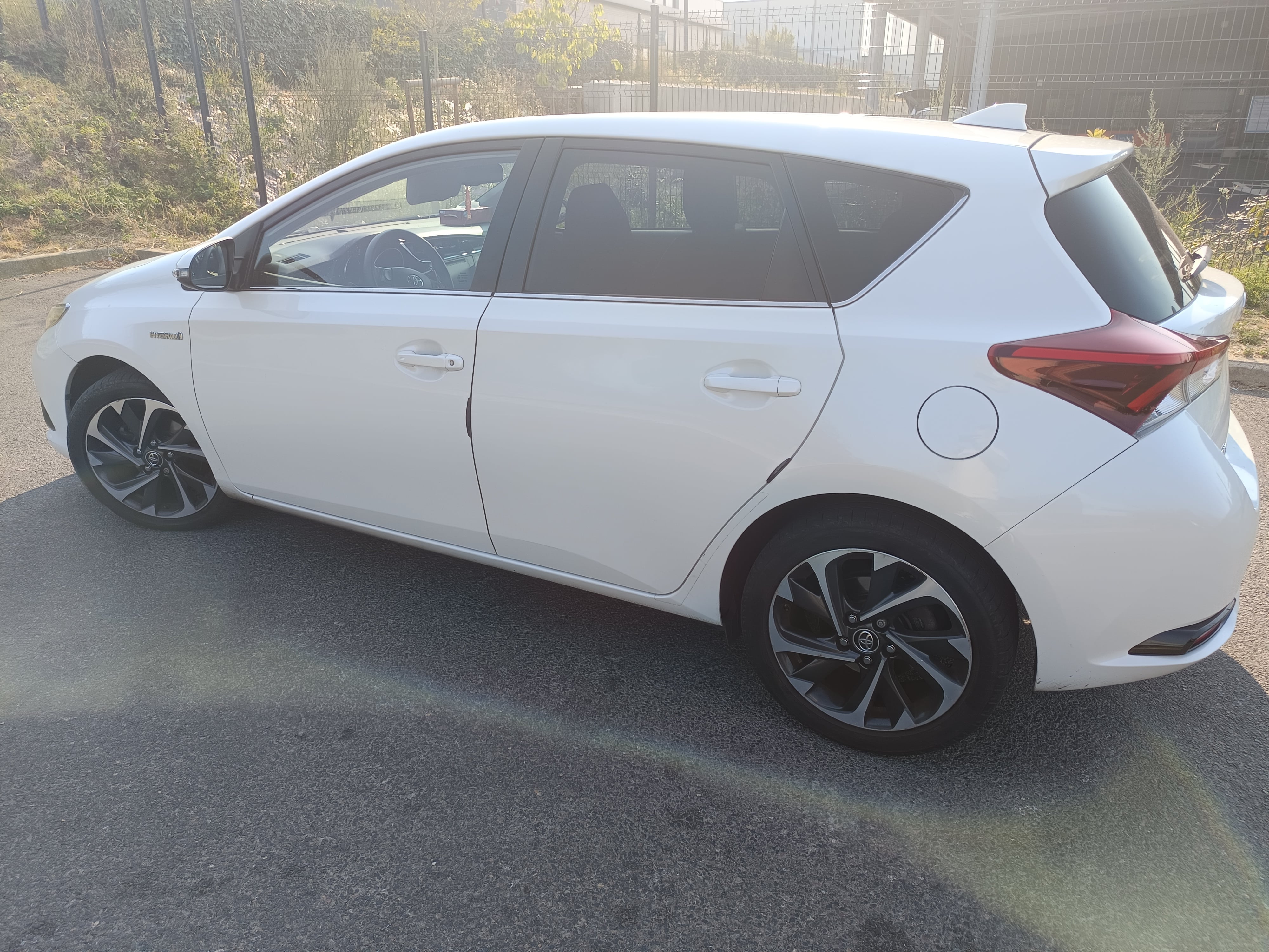 Toyota Auris, 2018, Essence 95 / Électrique (hybride), automatique