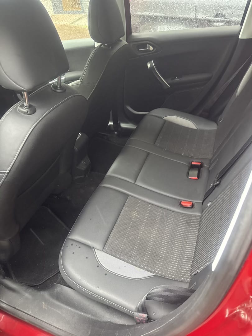 Peugeot 2008 prise en charge et retour ultra faciles. Flexible 24/7 – Parking privé avec Apple CarPlay