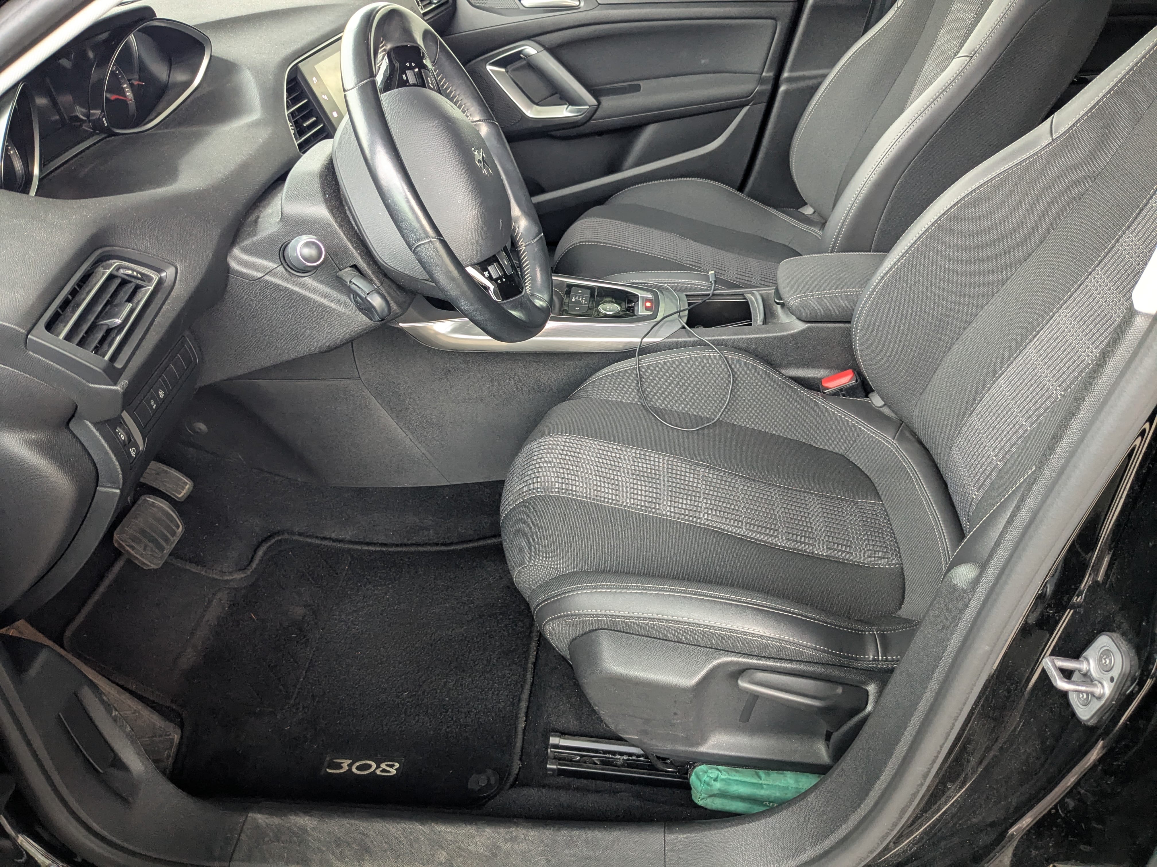 Peugeot 308 1.2 130cv Essence met Apple CarPlay