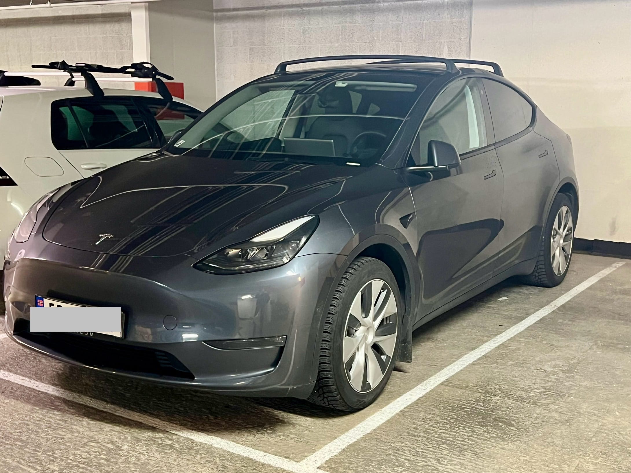 Tesla Model Y med Cruisekontroll