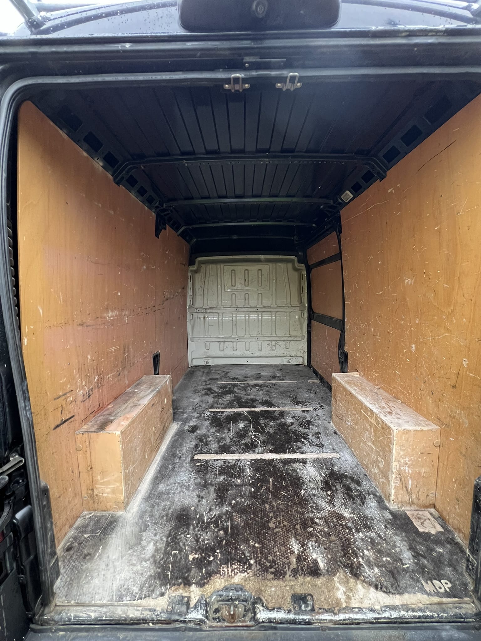 Peugeot Boxer avec Coffre de toit