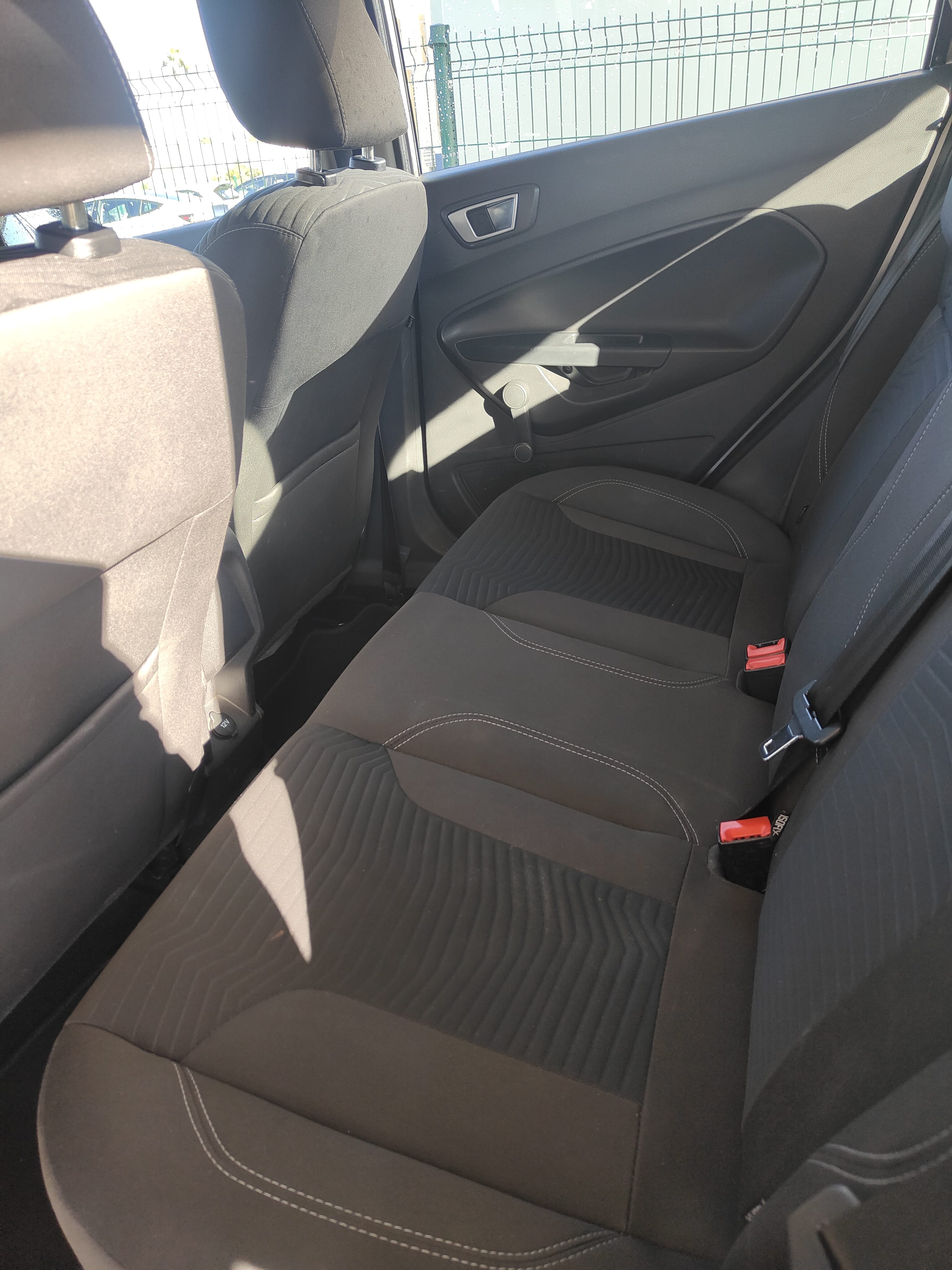 Ford Fiesta VI 1.5 TDCi avec Entrée audio / iPod